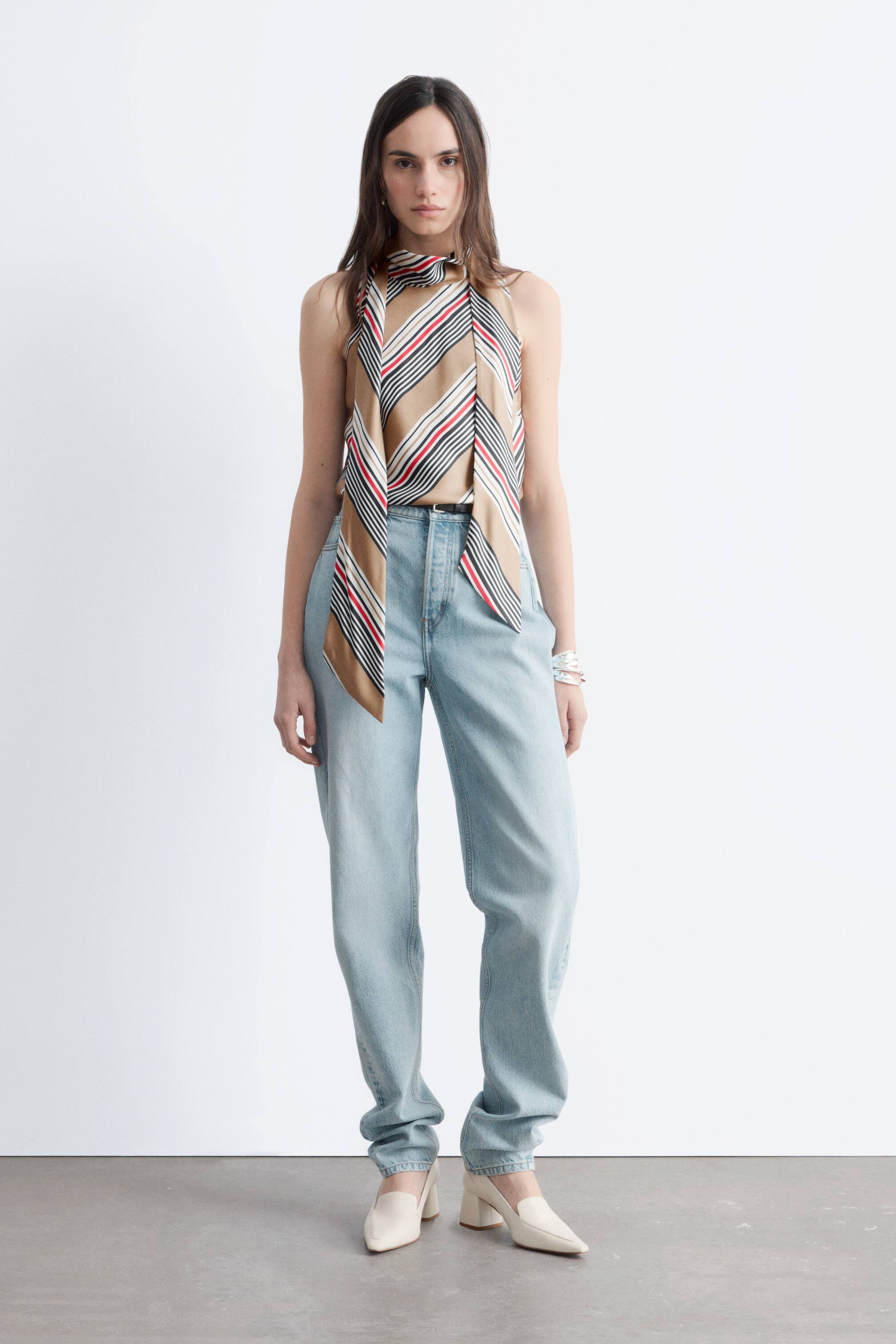 Преглед на по-голямо изображение: Светлосини дънкови джинси са представени от преден изглед, с висока талия и свободна кройка, с видимо предно закопчаване с копче и цип, и леко събират се при глезените.