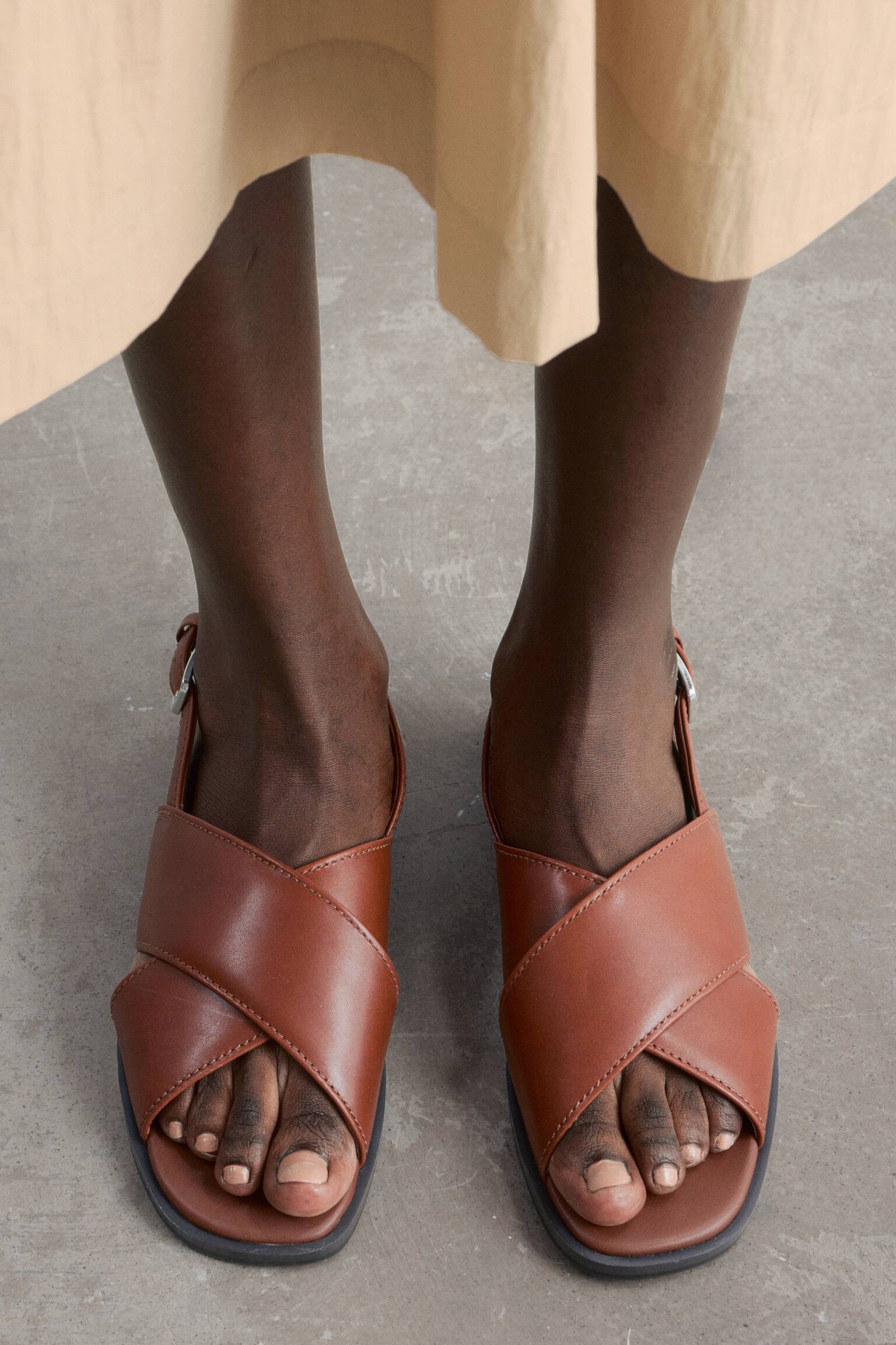 Sandales en cuir à brides croisées - Marron Clair/Noir - 1