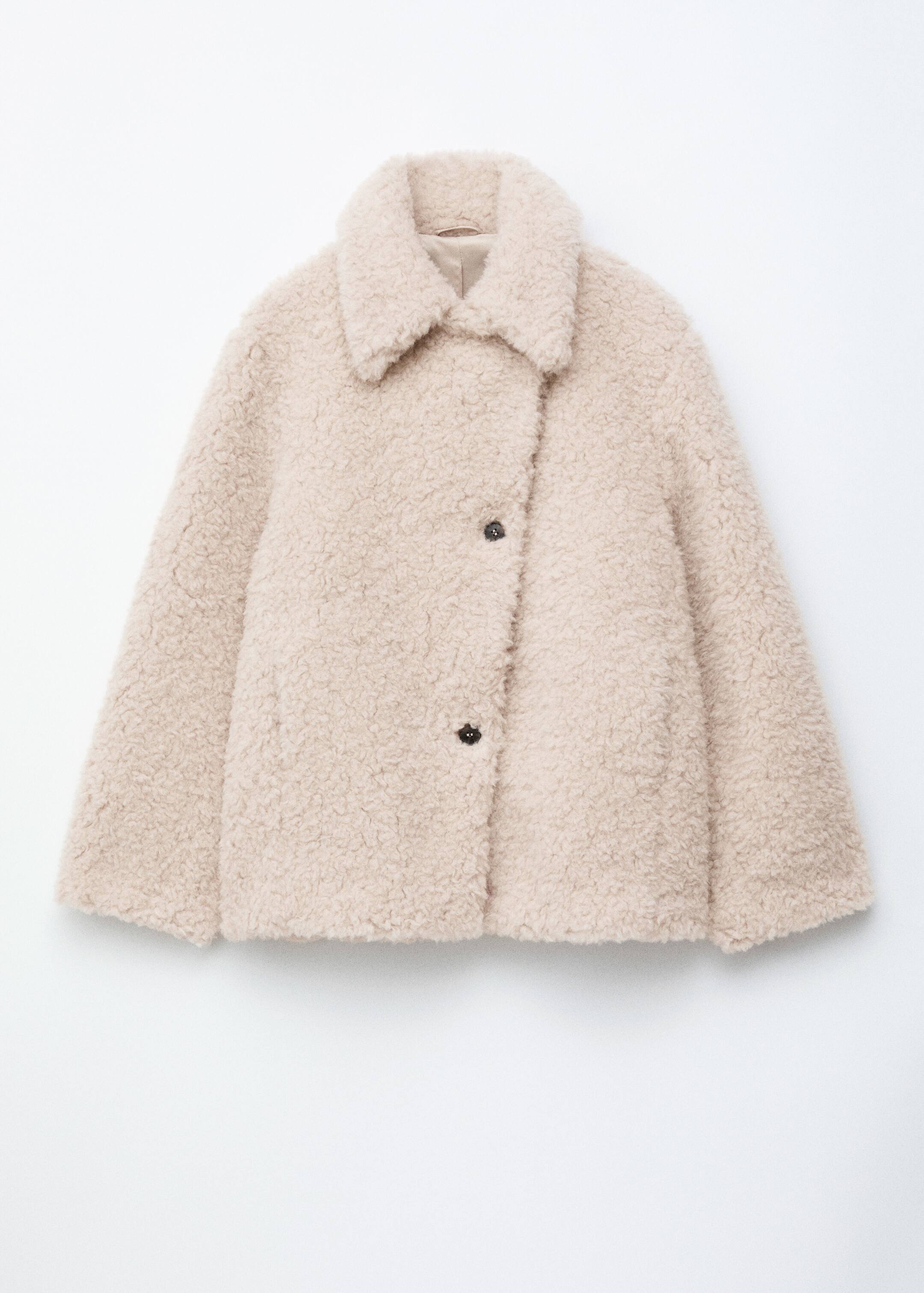 Größeres Bild ansehen: Eine hellbeige Kunstpelzjacke wird von vorne präsentiert, mit einem klassischen Umlegekragen und einer schrägen Knopfleiste mit zwei dunklen Knöpfen.