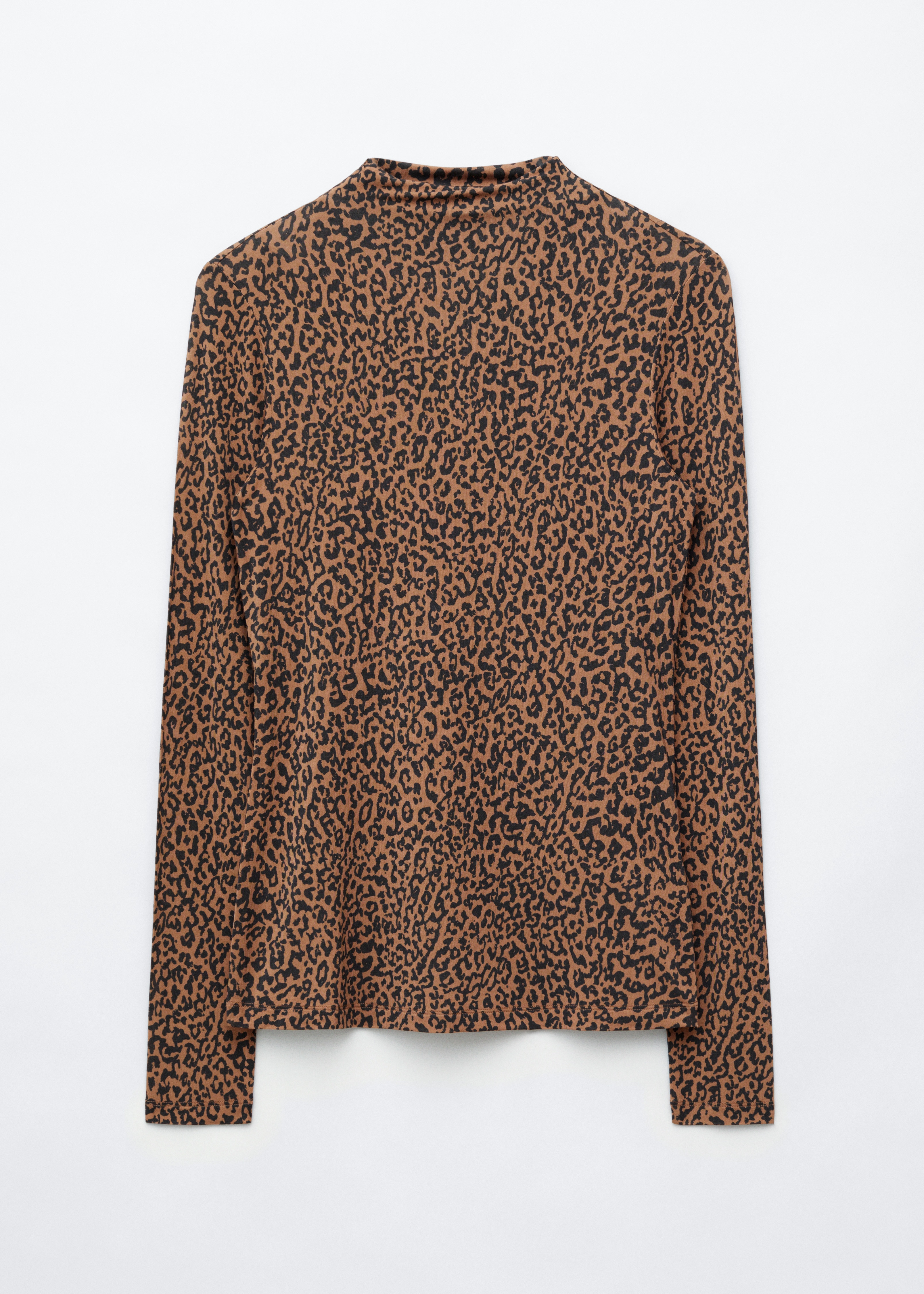 Model má na sobÄ potiÅ¡tÄný top s dlouhým rukávem a stojáÄkem s leopardÃm vzorem v hnÄdé a Äerné barvÄ. Top slim stÅihu je zastrÄený do béžových kalhot s vysokým pasem, doplnÄných ladÃcÃm páskem.