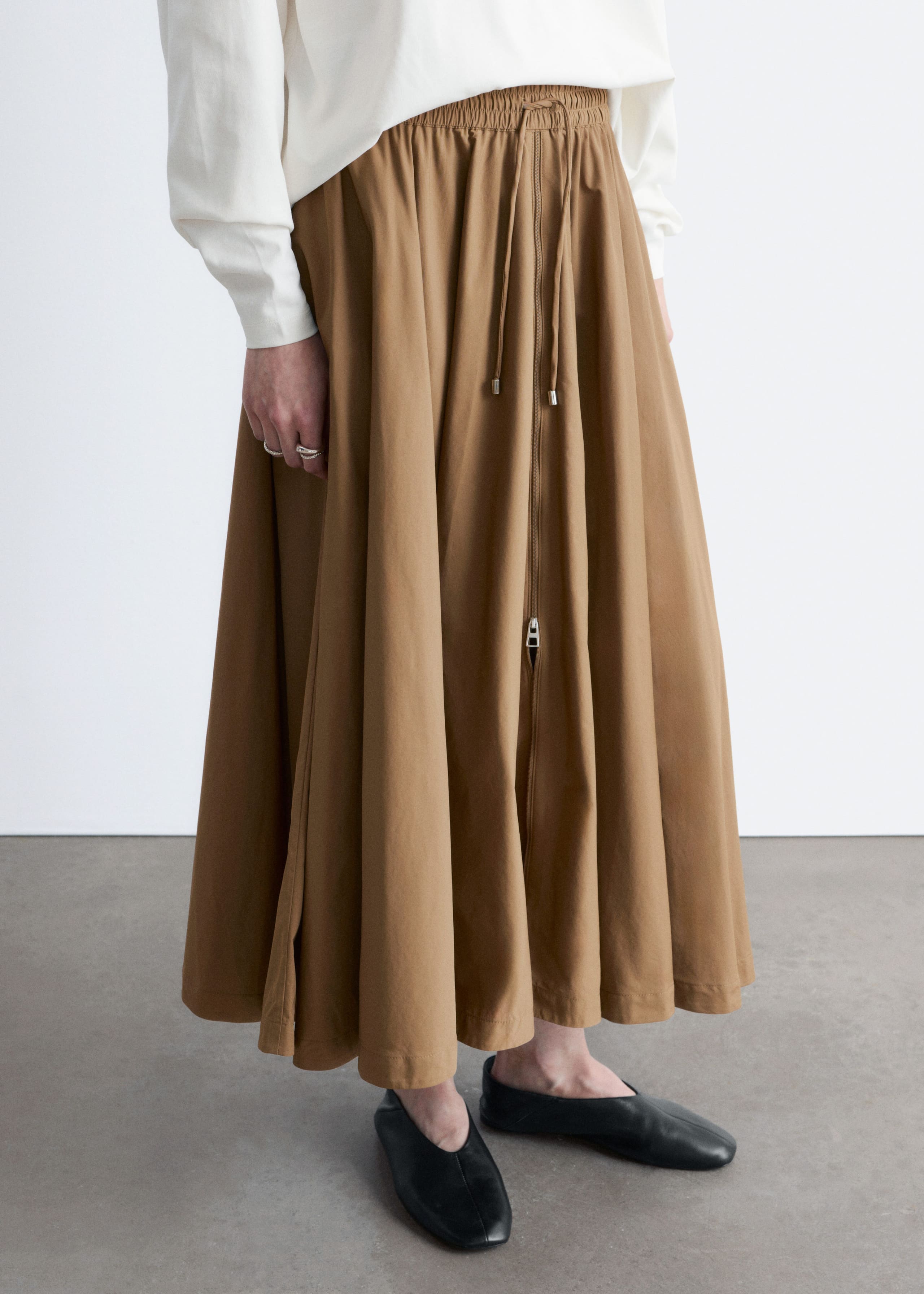 Image of Voluminös midikjol med dragsko