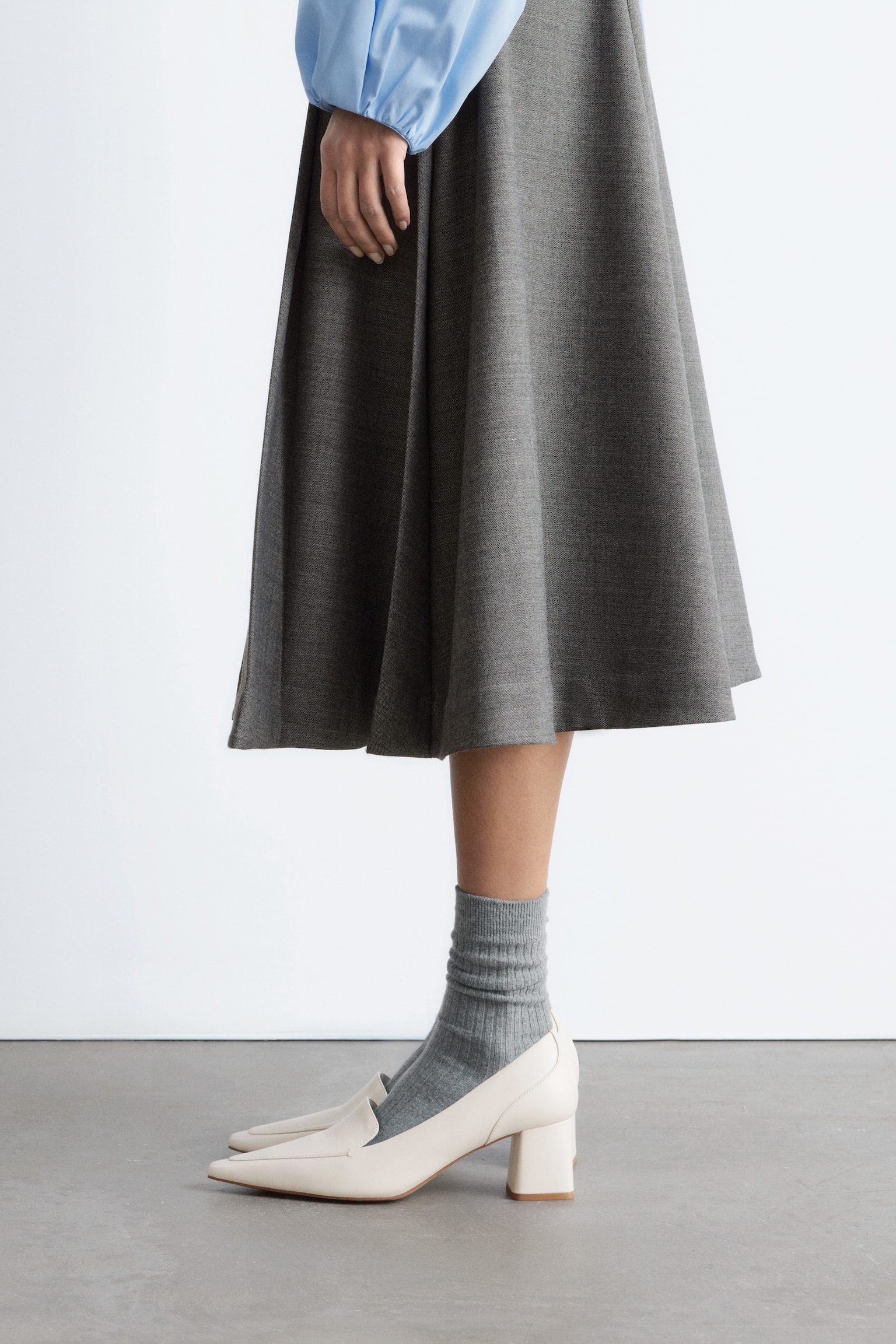 נעלי עקב מוקסין מעור - שמנת/שחור - 2