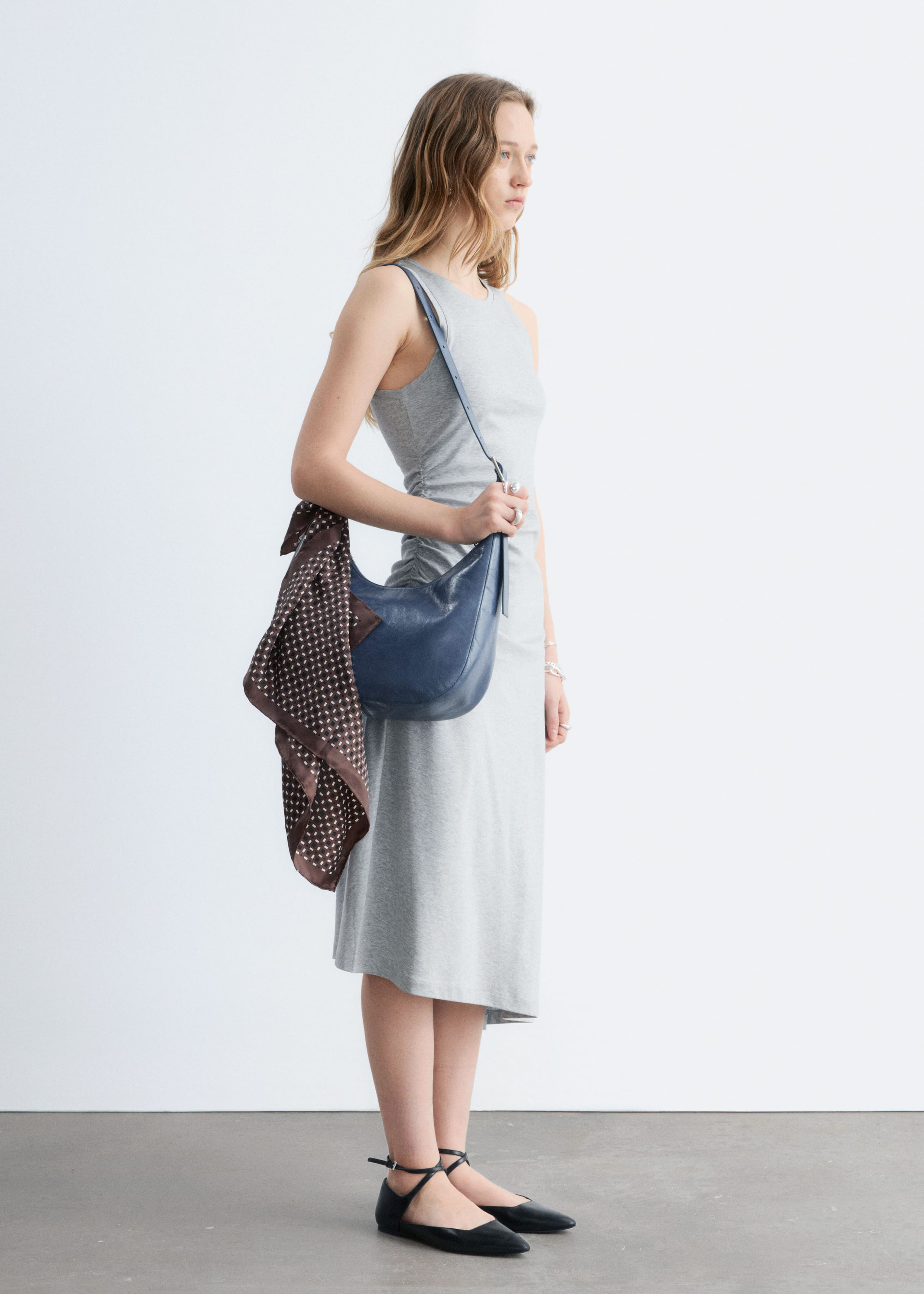 Marszczona asymetryczna sukienka midi – Ciemnobrązowy – Lookbook