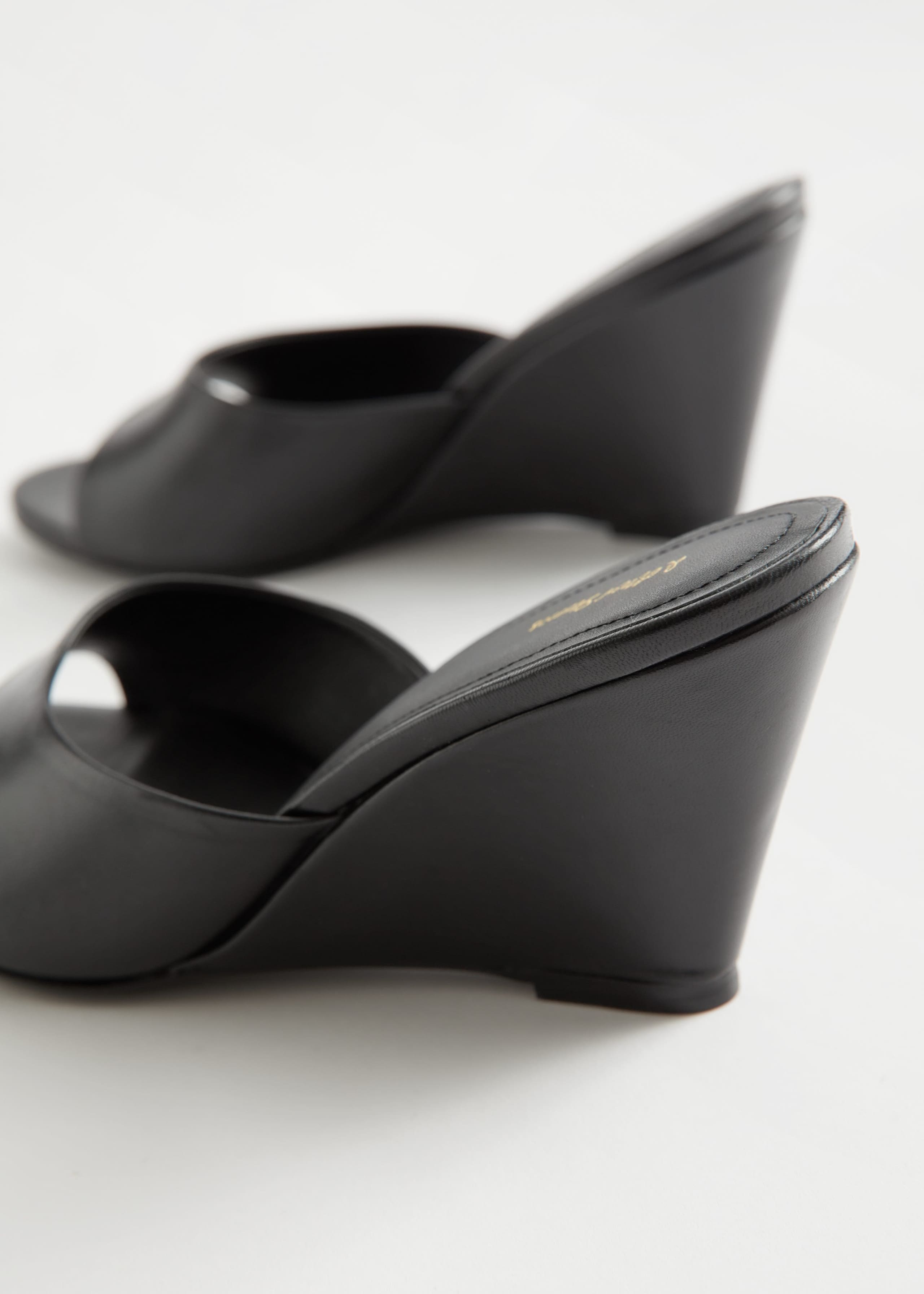 Leather Wedge Sandals - {{variantName}} - Descrizione dettagliata