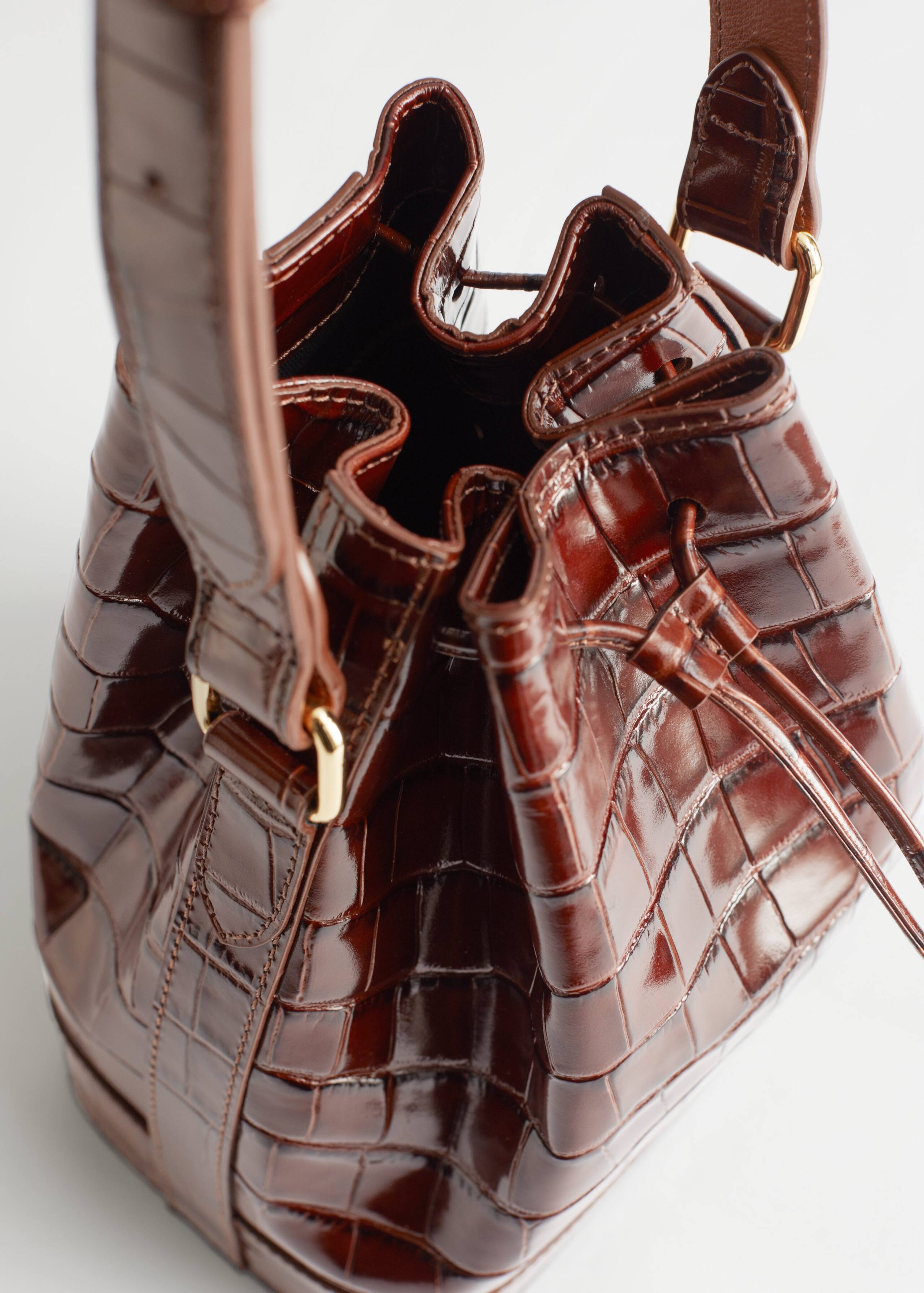 Topstitched Leather Bucket Bag - {{variantName}} - Descrizione dettagliata
