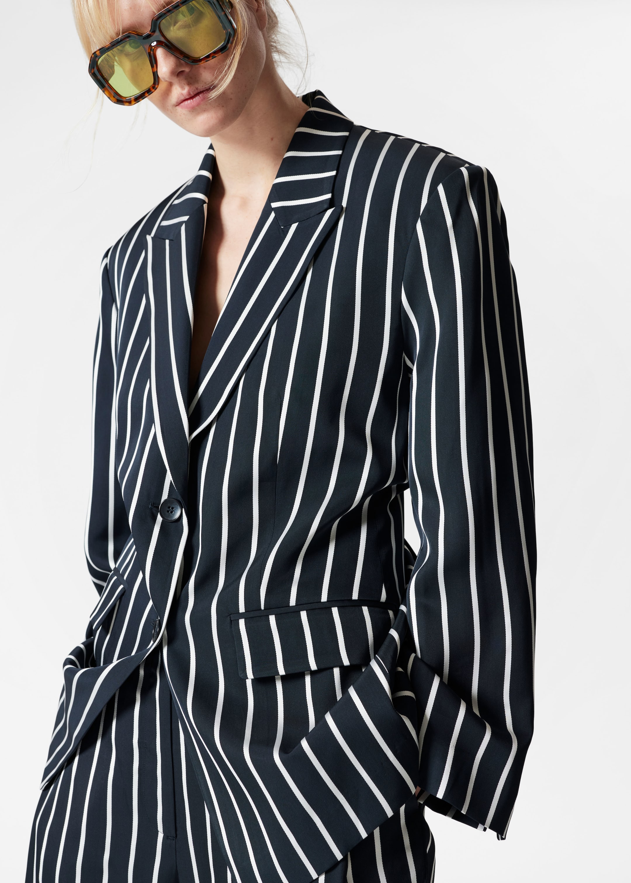 Visualizza immagine più grande: Blazer sartoriale con spalle ampie - Righe blu navy - DONNA | H&M IT 5