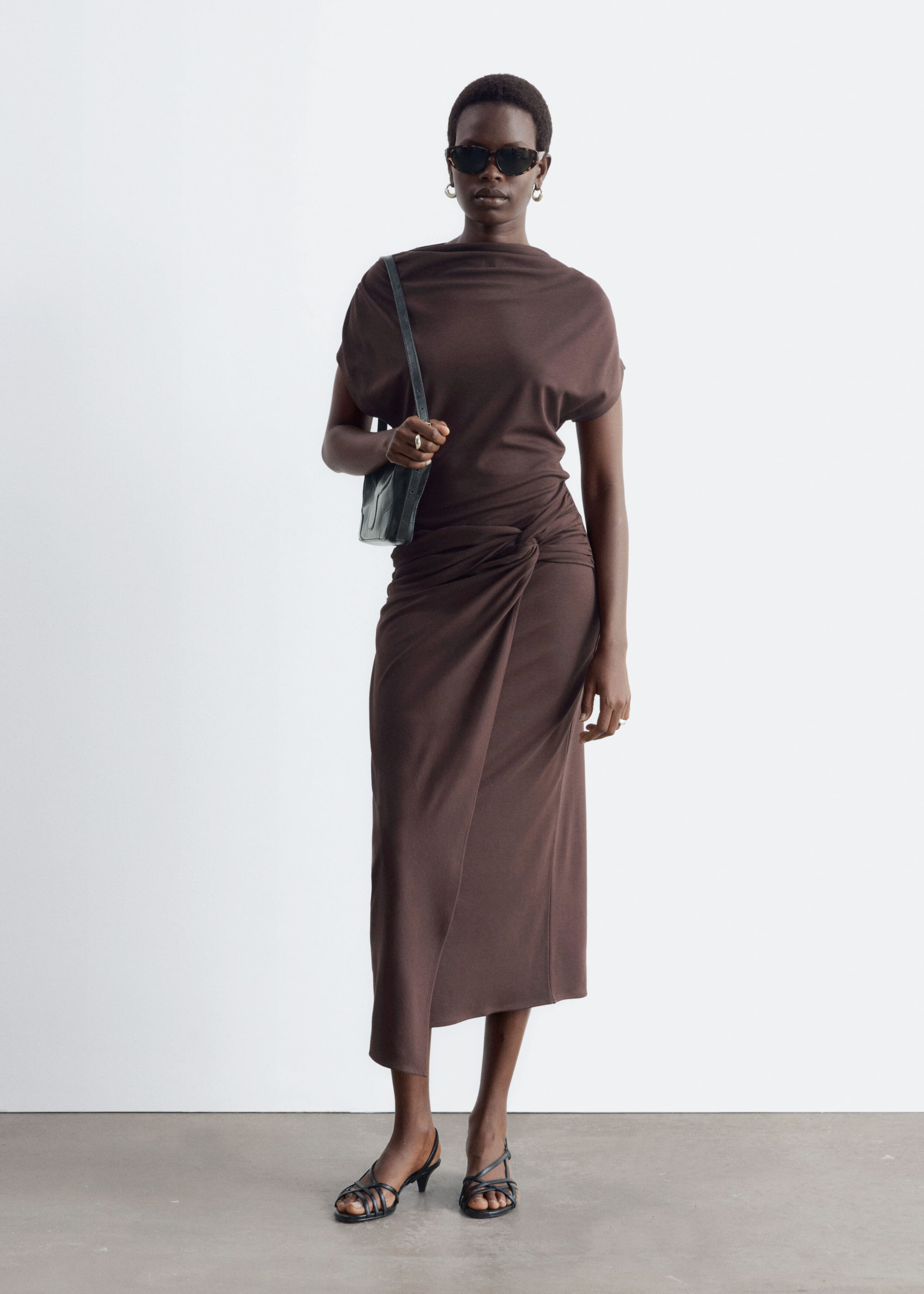 Drapiertes Kleid mit Wickeltaille - Dunkelbraun - Stillleben