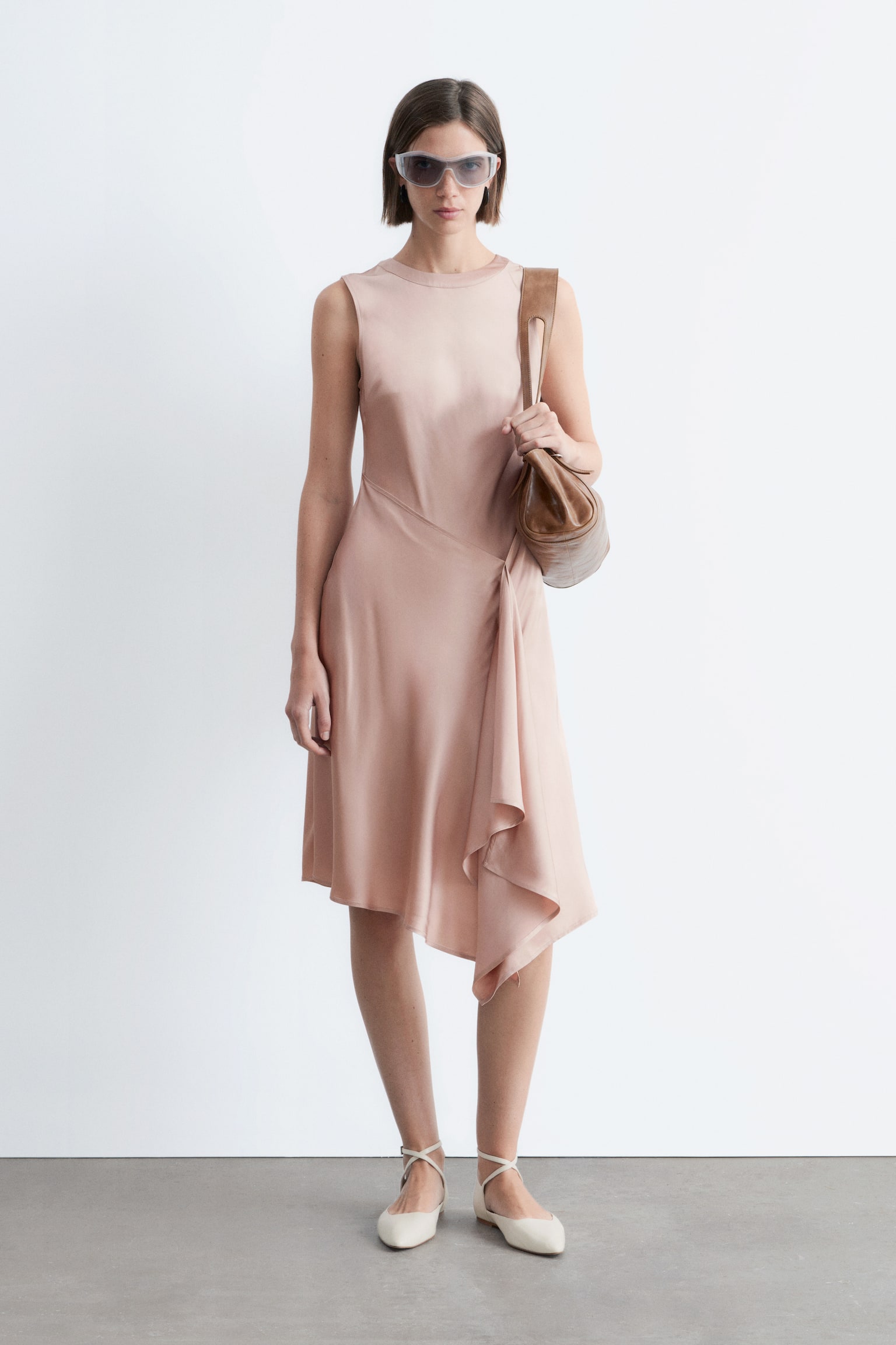 Abito midi in raso asimmetrico - Rosa polvere/Nero - 4