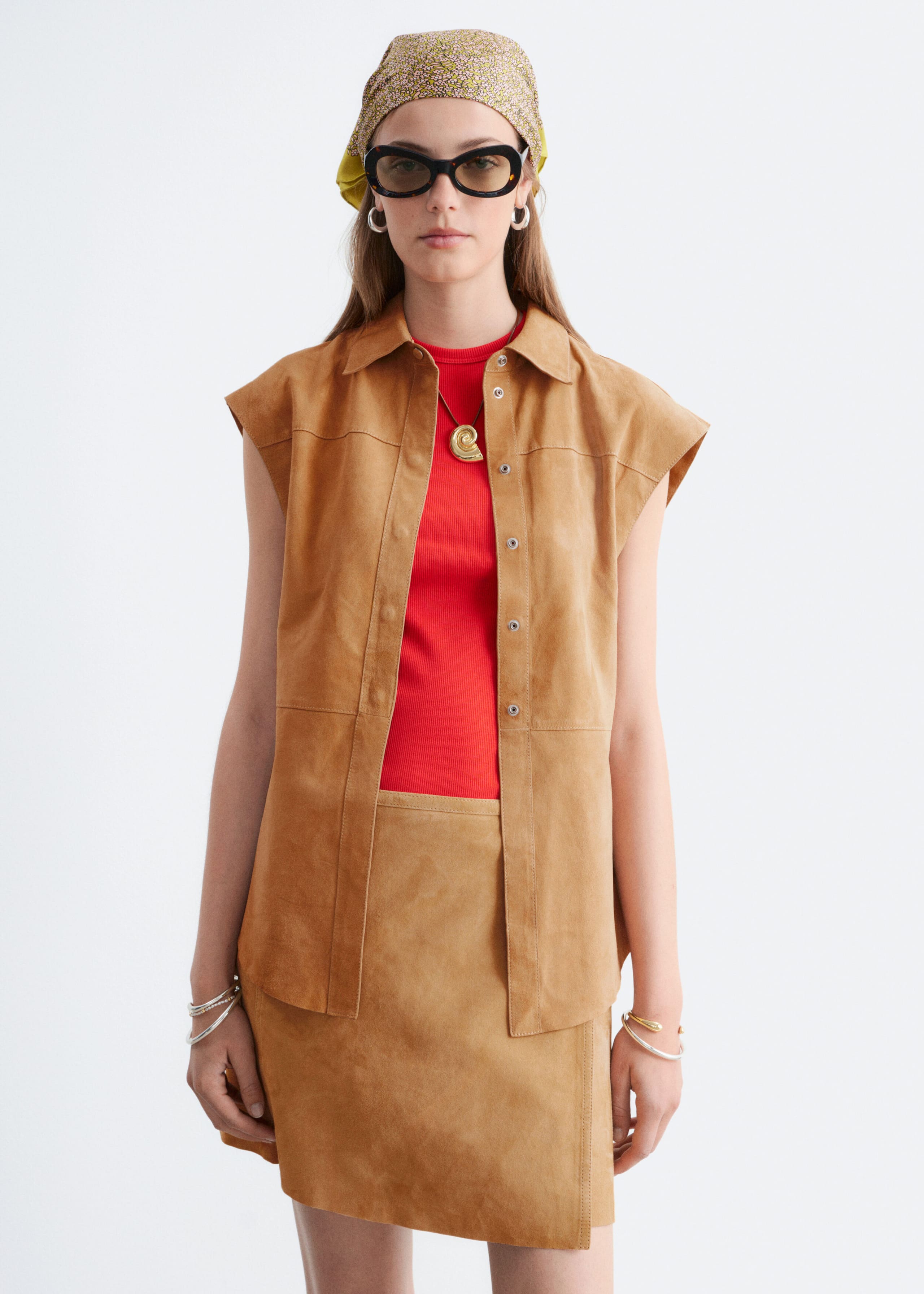 Ärmelloses Oberteil aus Veloursleder - Dunkelbeige - Lookbook