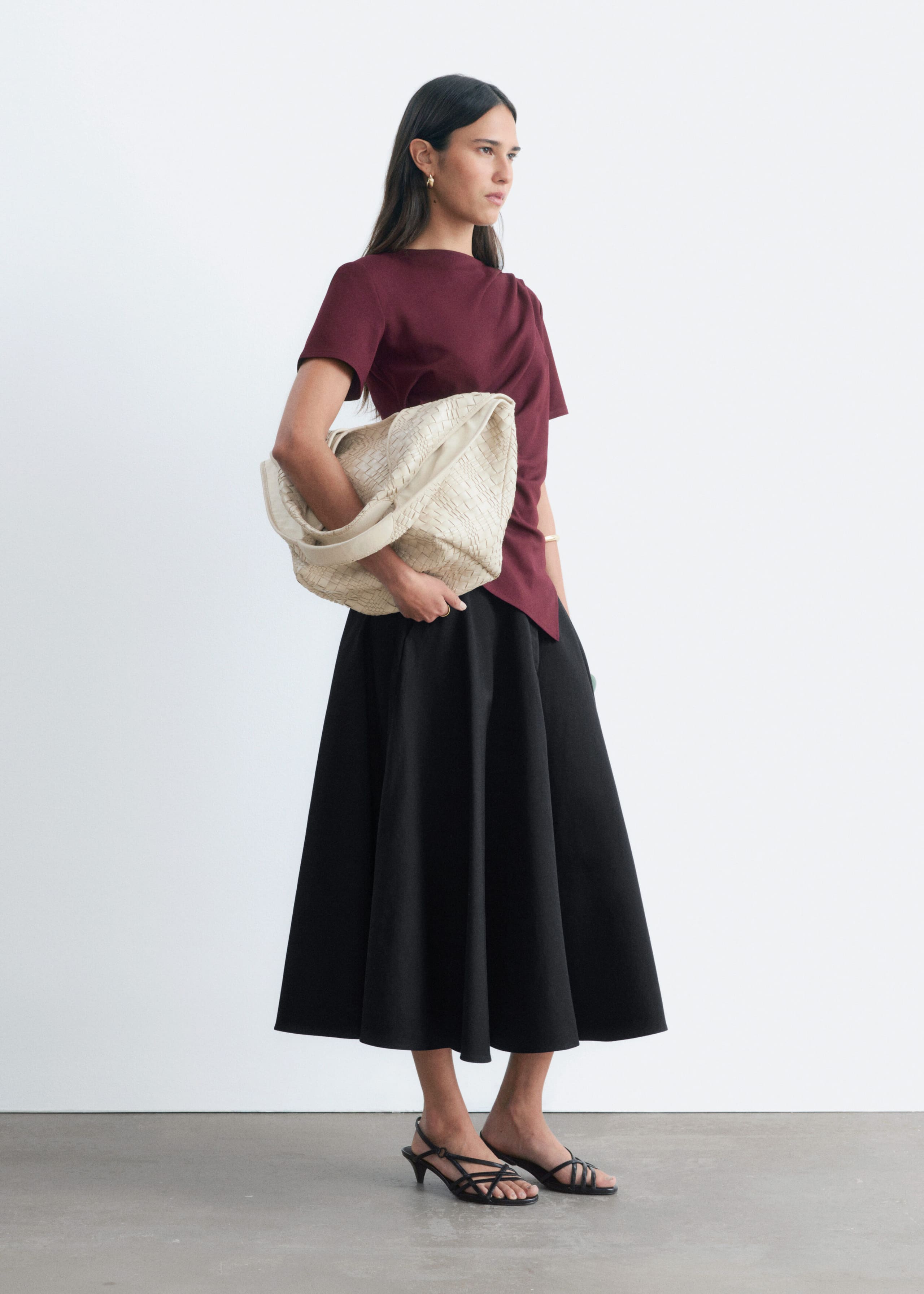 Asymmetrisches T-Shirt mit Drapierung - Schwarz - Lookbook