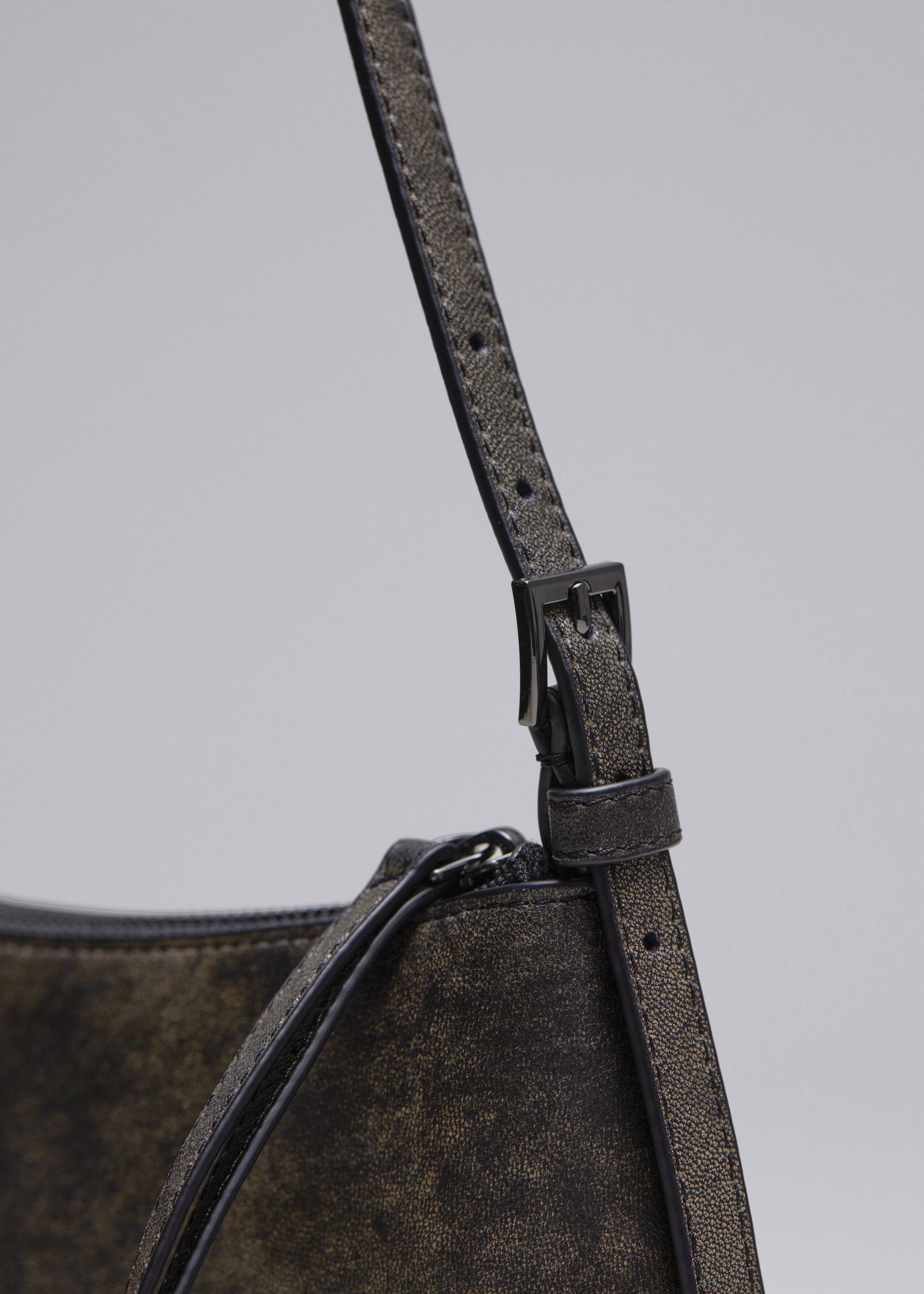 Borsa a spalla piccola in pelle - {{variantName}} - Descrizione dettagliata