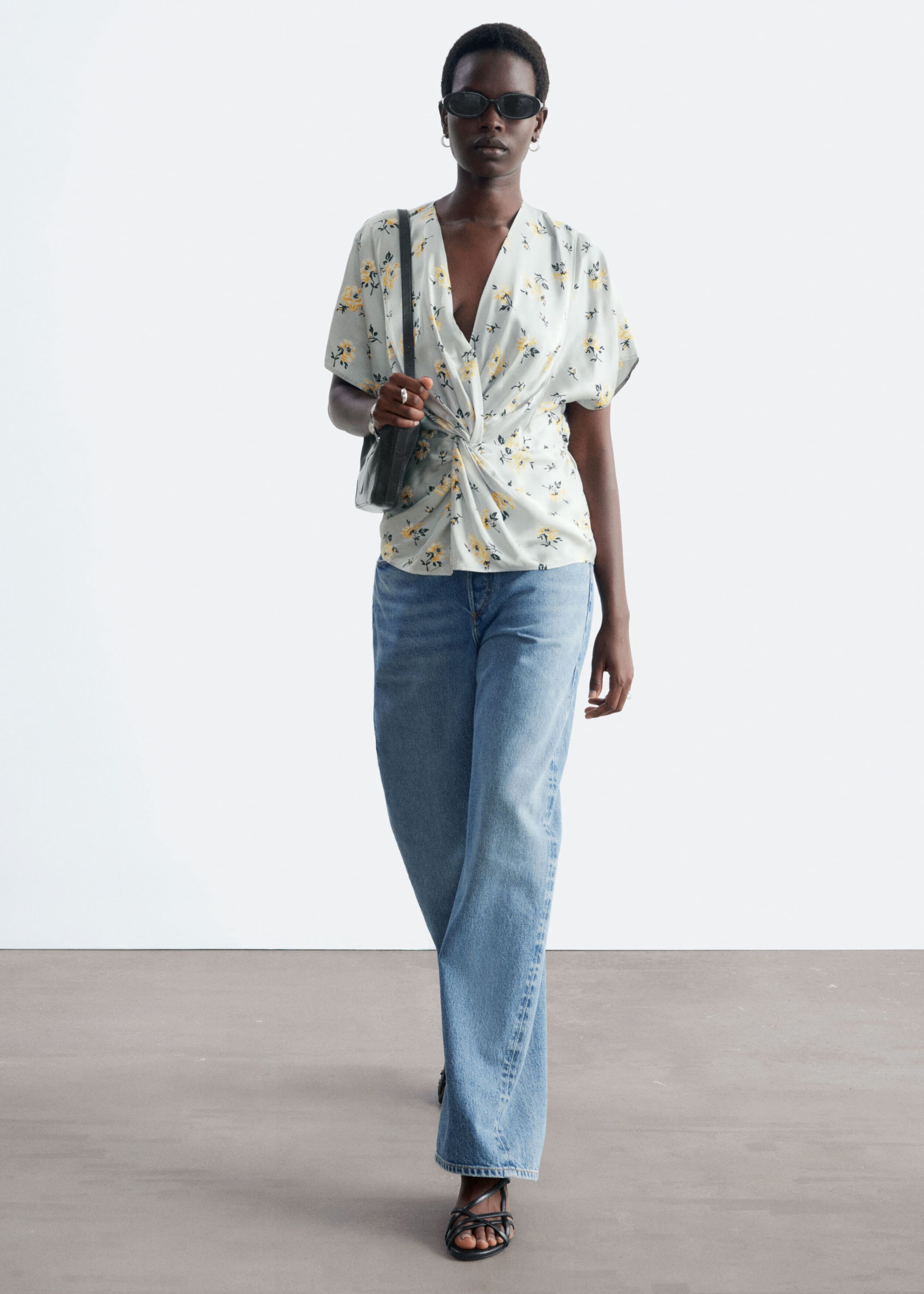 Blouse met gedraaide taille - Grijs/bloemen - Lookbook