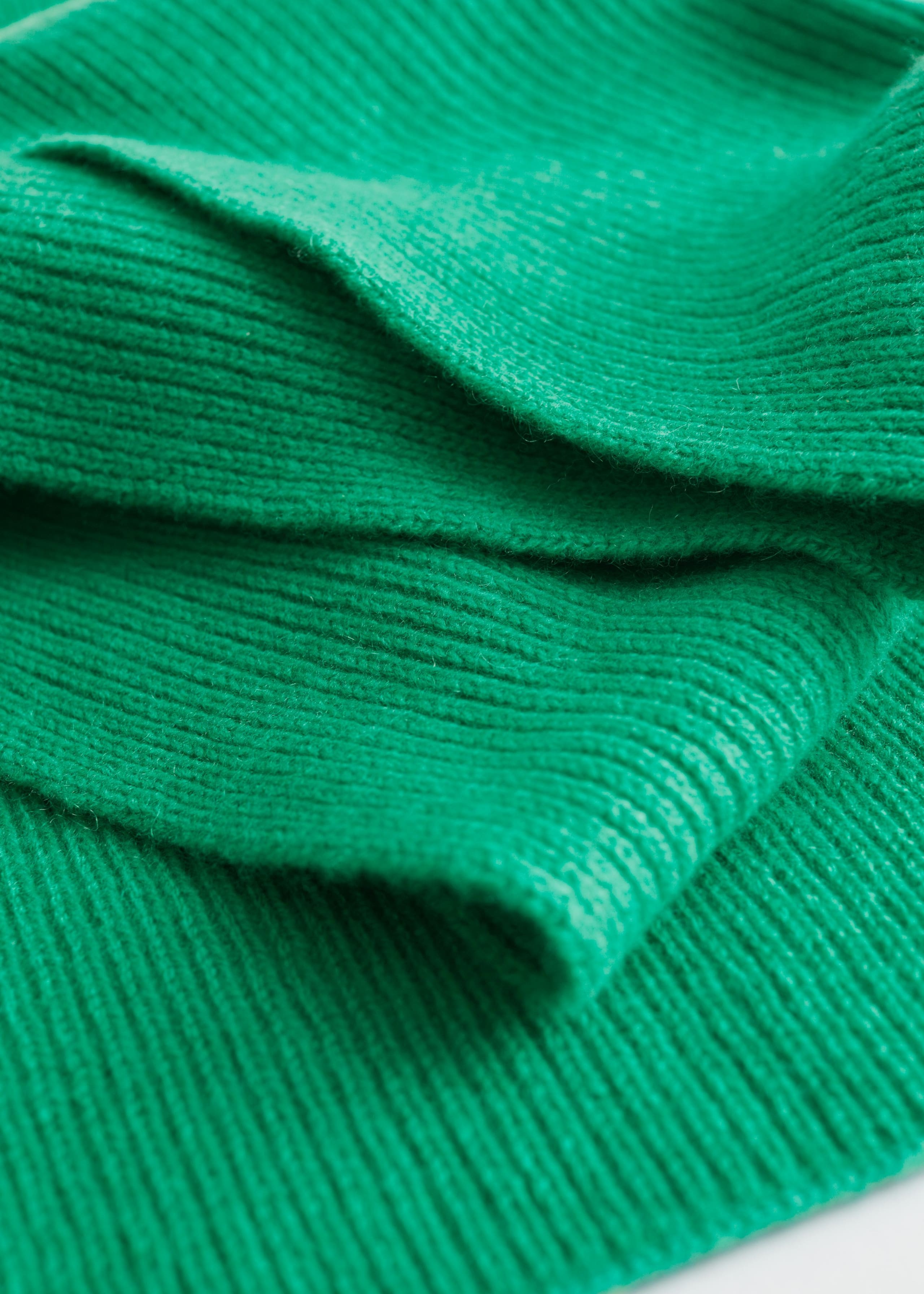 Cashmere Ribbed Knit Scarf - {{variantName}} - Descriptive Detail