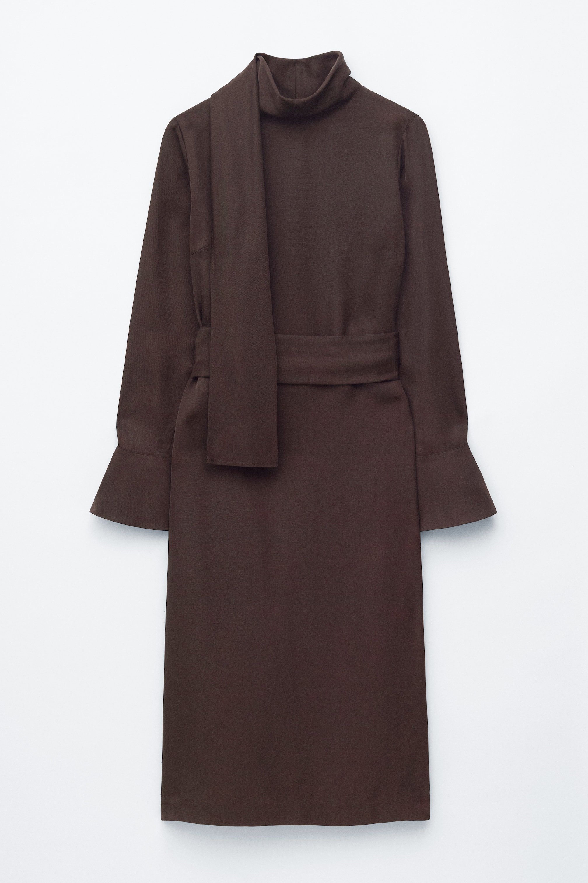 Ver imagem maior: Um vestido midi castanho é apresentado de FRENTE, com uma silhueta reta que se estende até ao meio da perna. Apresenta um decote alto com um lenço drapeado integrado, mangas compridas que terminam em punhos levemente alargados e abotoados, e um cinto do mesmo tecido que ajusta a cintura.