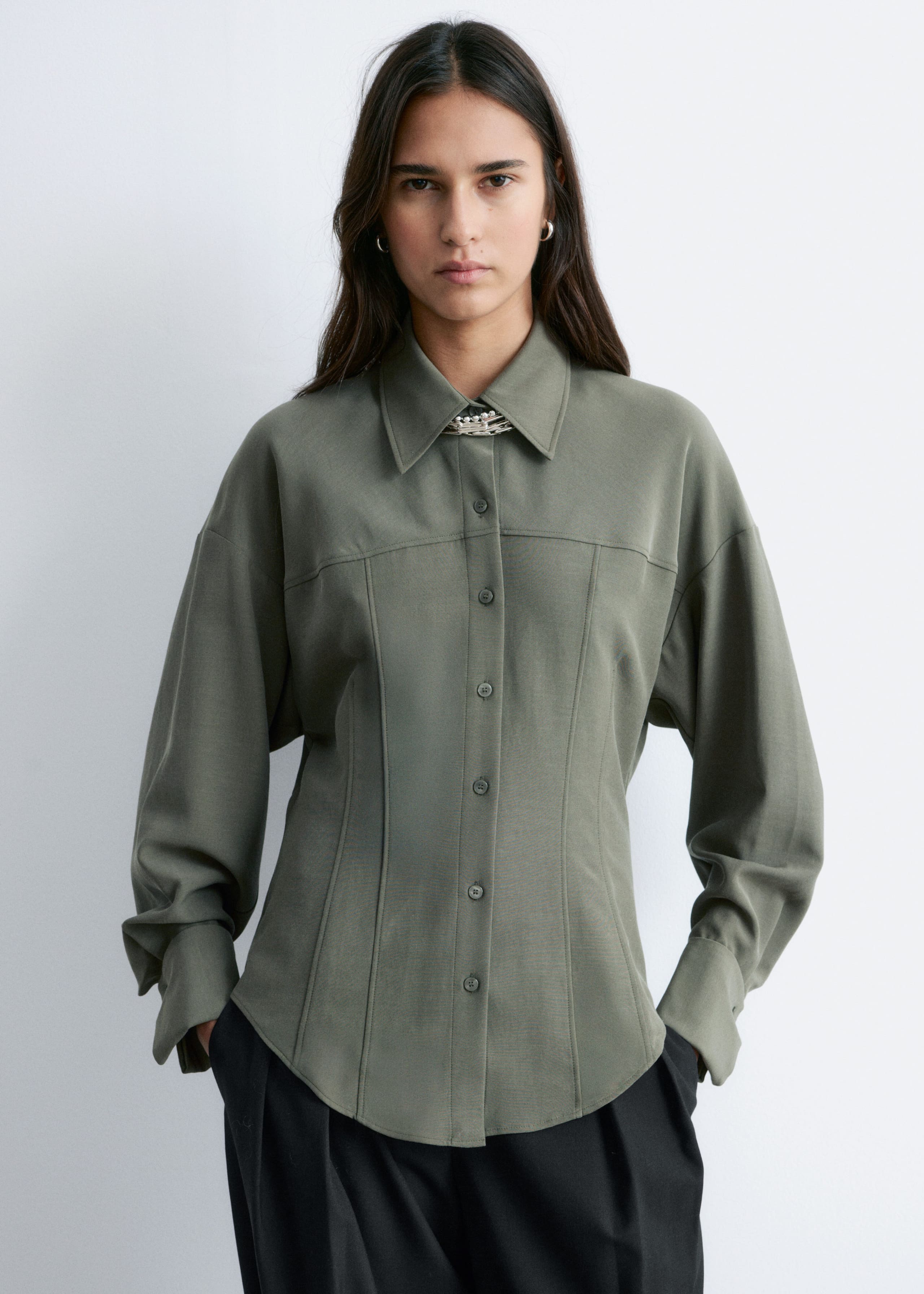 Camicia affusolata con maniche a palloncino - Verde kaki scuro - Lookbook
