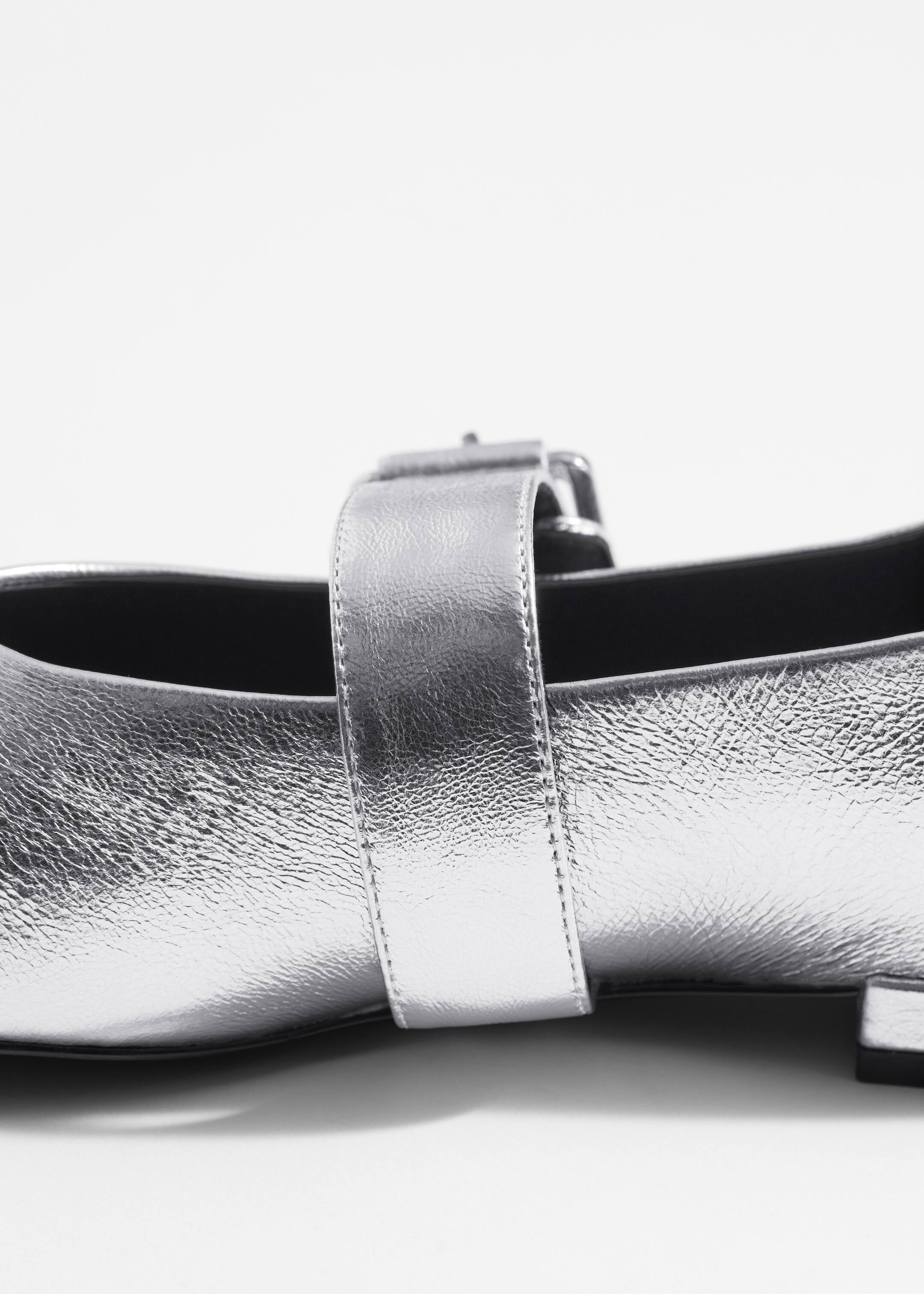 Visa större bild: Ballerinaskor i läder med spänne - Silver - DAM | H&M SE 4