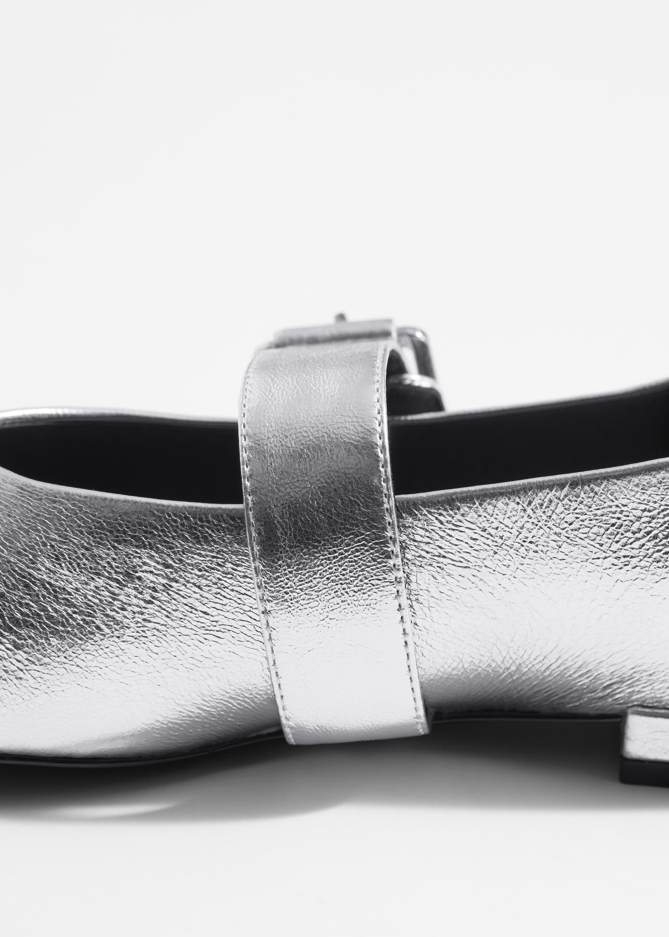 Visa större bild: Ballerinaskor i läder med spänne - Silver - DAM | H&M SE 4