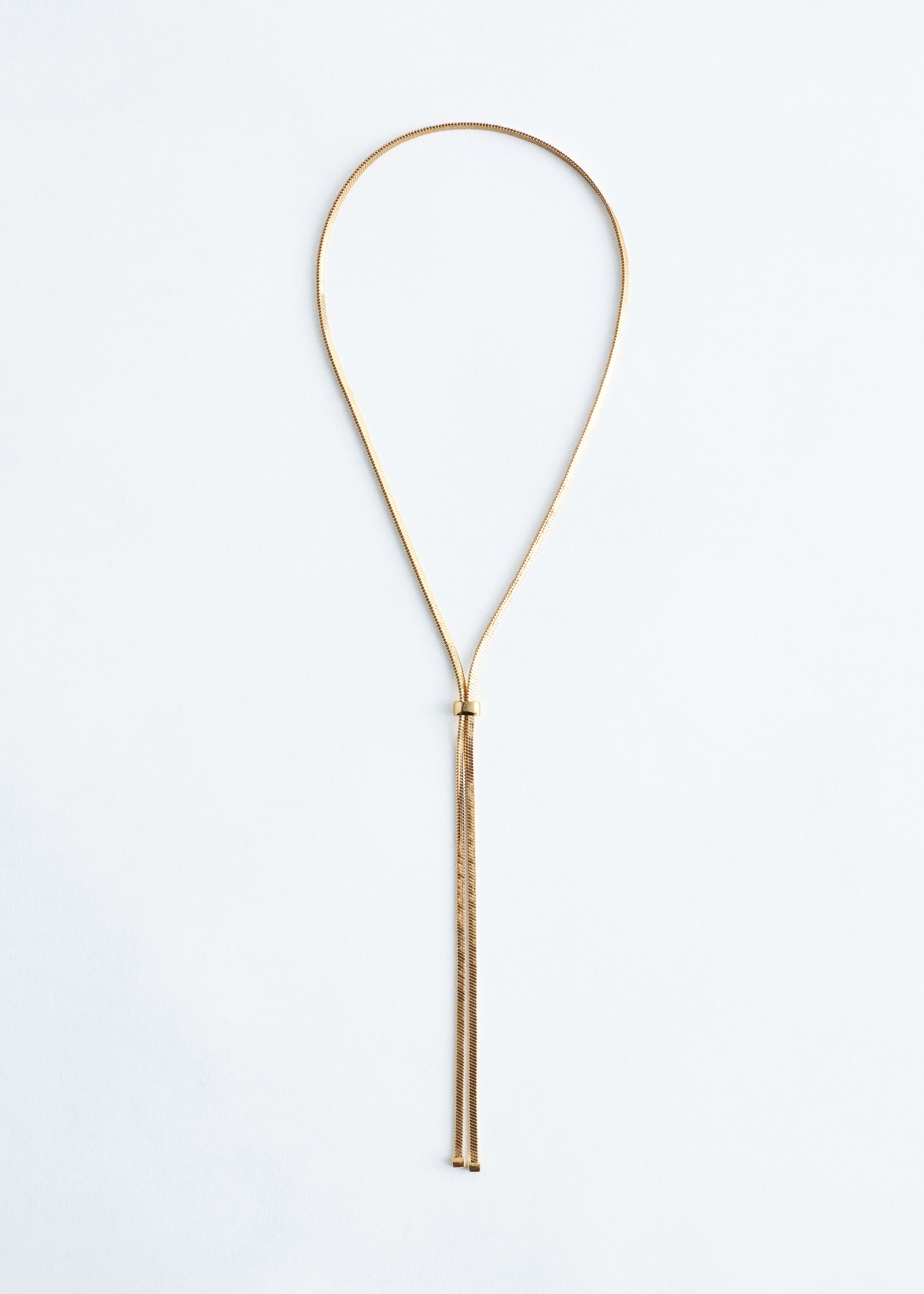 Ver imagem maior: Um colar tipo lariat feito de latão polido está deitado plano, apresentando a sua vista frontal. Está a formar um grande laço no topo, com duas tiras paralelas penduradas a partir de uma pequena conta cilíndrica no centro, e cada tira termina com um pendente retangular sólido.