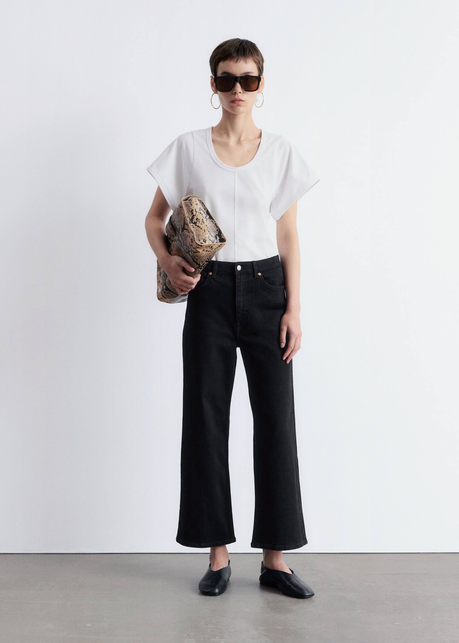 Verkürzte Jeans mit weitem Bein - Schwarz/Mittelblau/Hellblau/Weiß - 1
