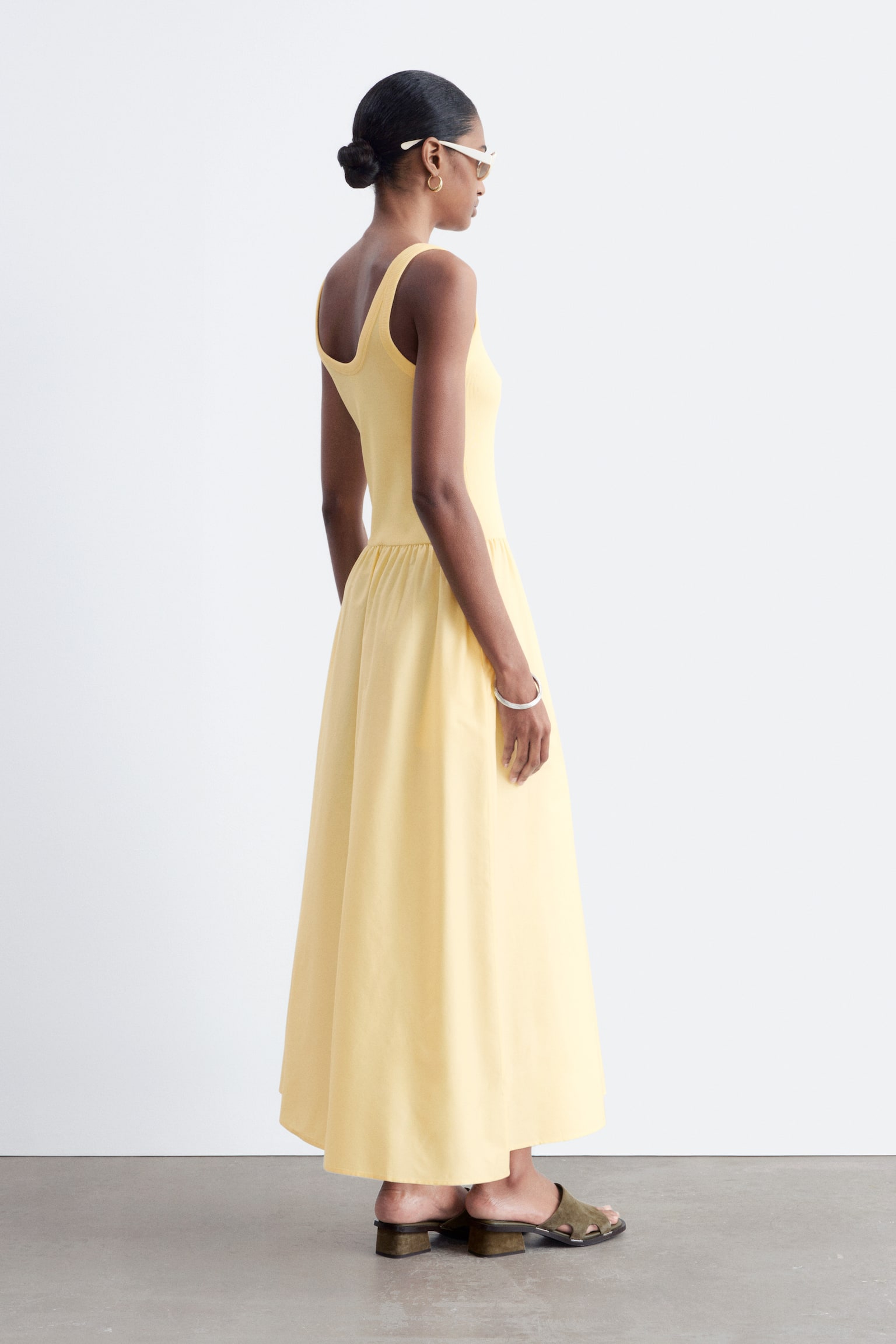 Bawełniana sukienka midi w prążki - 3