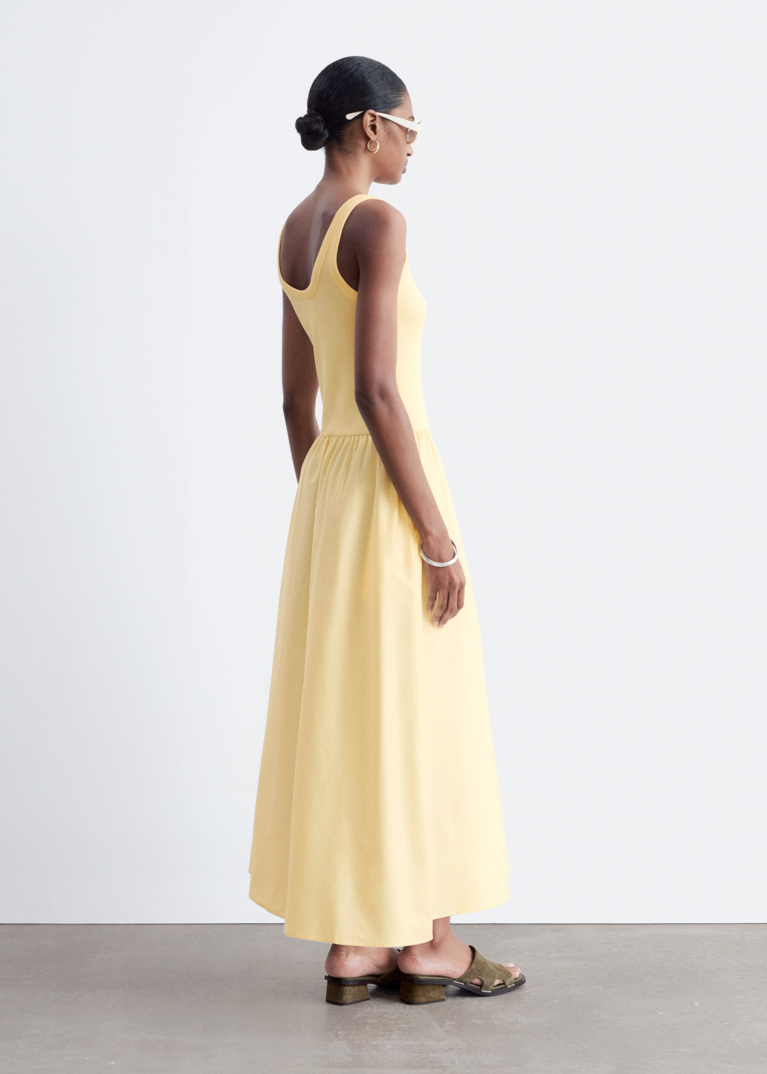 Ribbad midiklänning i bomull i linnemodell – Gul – lookbook