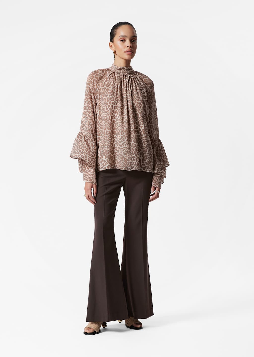 Image of Blusa de cuello mao con volantes