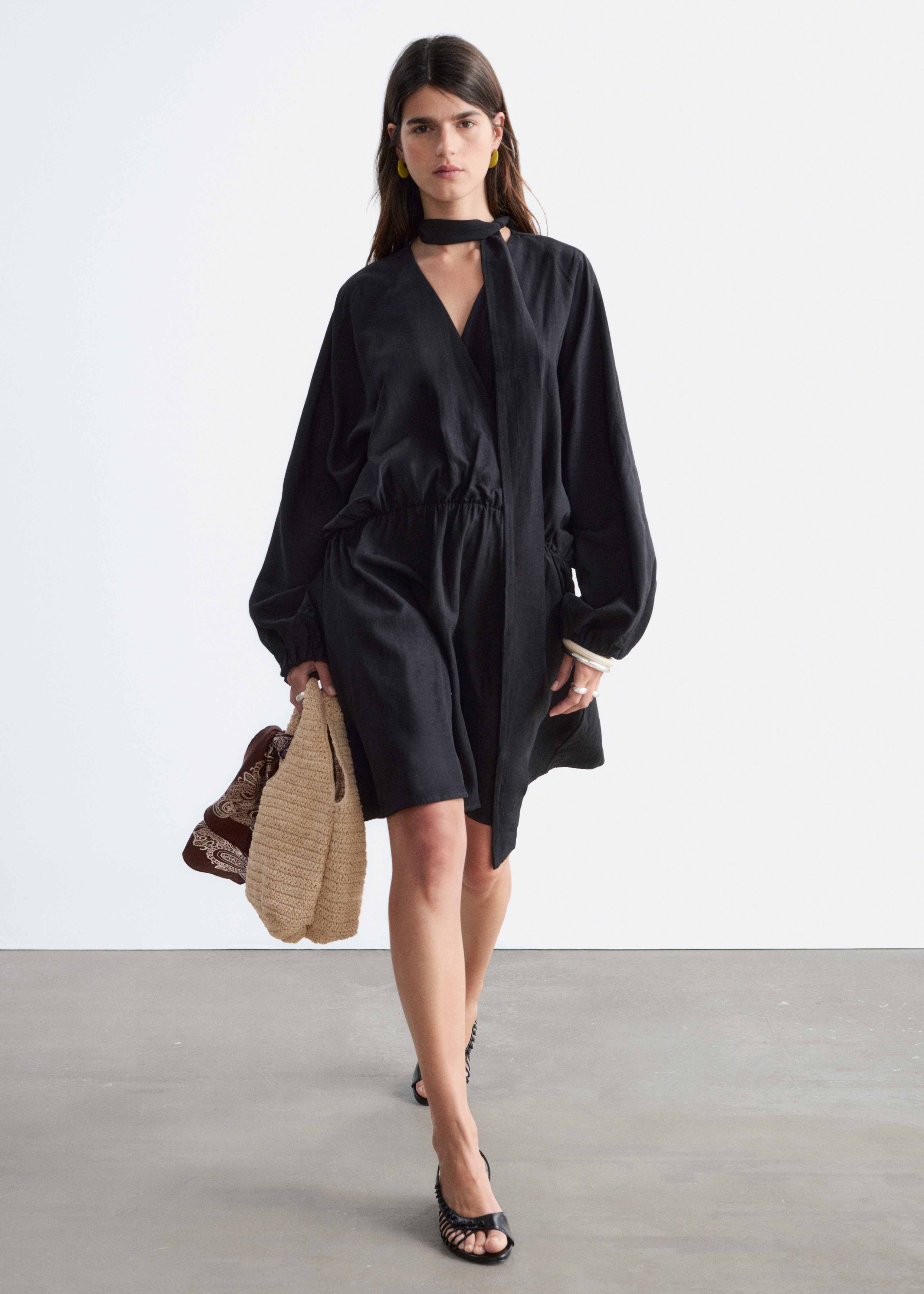 Mini-Wickelkleid mit Schal - Schwarz/Weiß