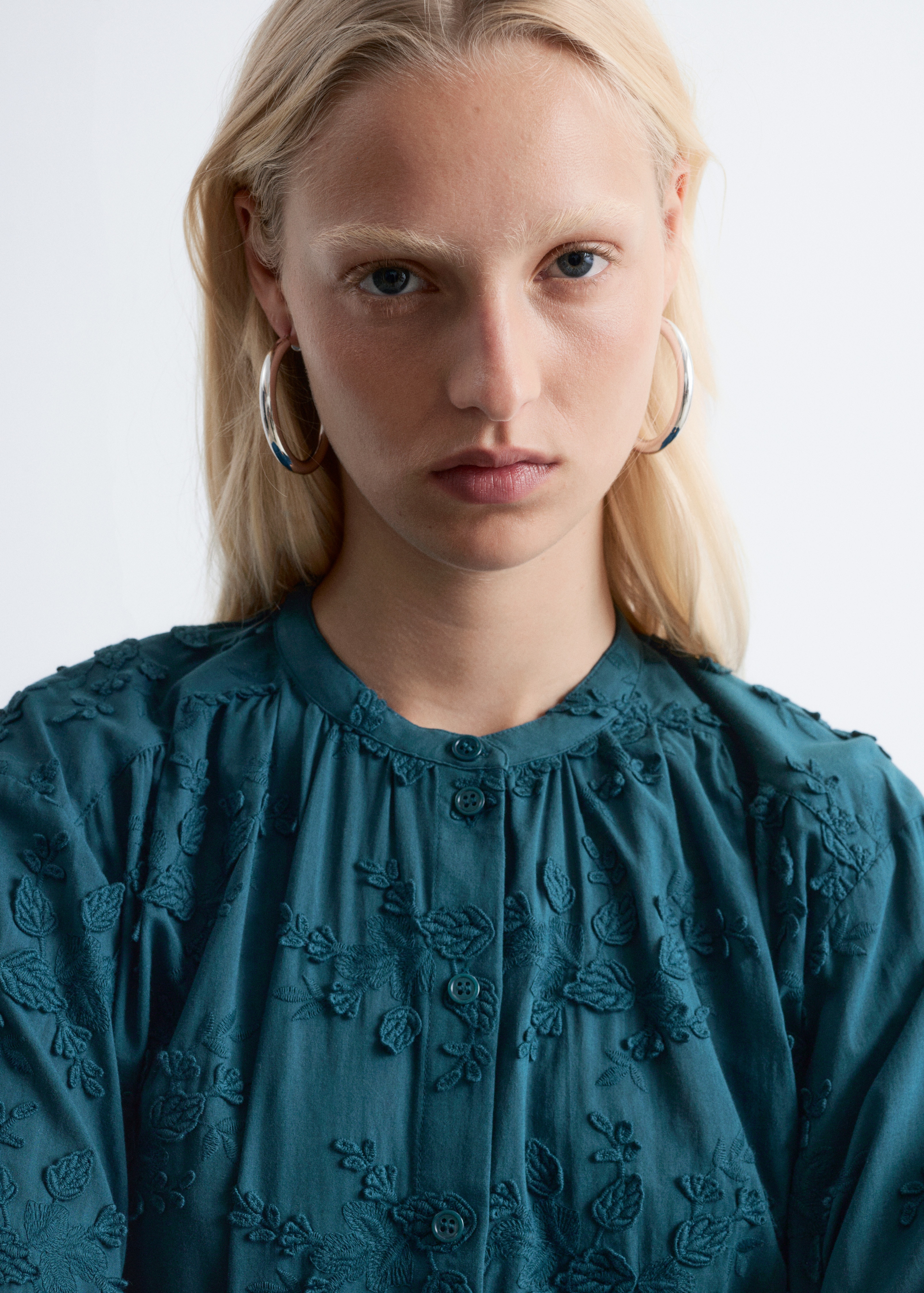 Virágos, bő szabású blúz - Petrolkék/Fehér/Sötétvörös/Poros rózsaszín hímzés/Black