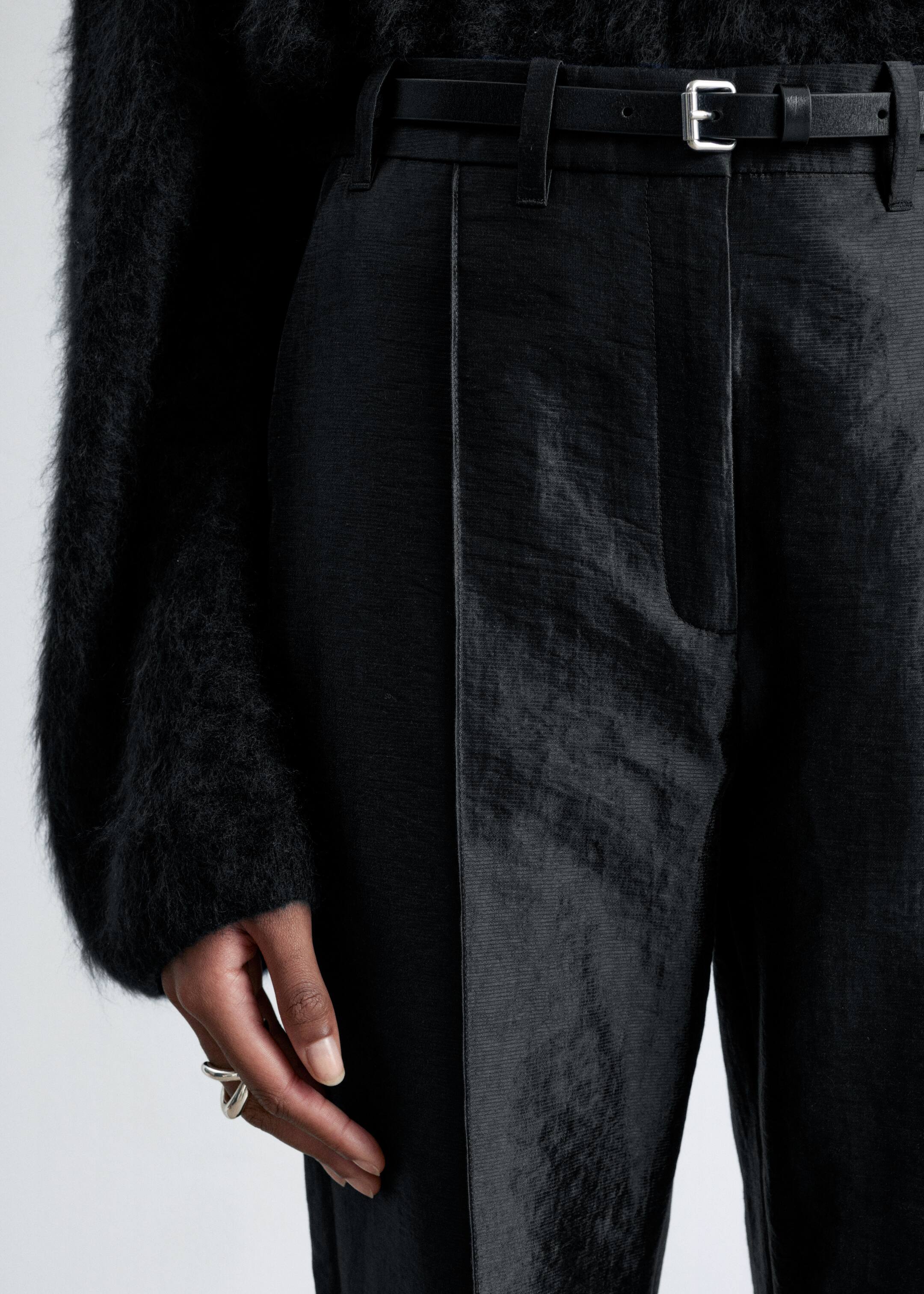Visualizza immagine più grande: Pantaloni in raso kick-flare - Nero | H&M IT 2