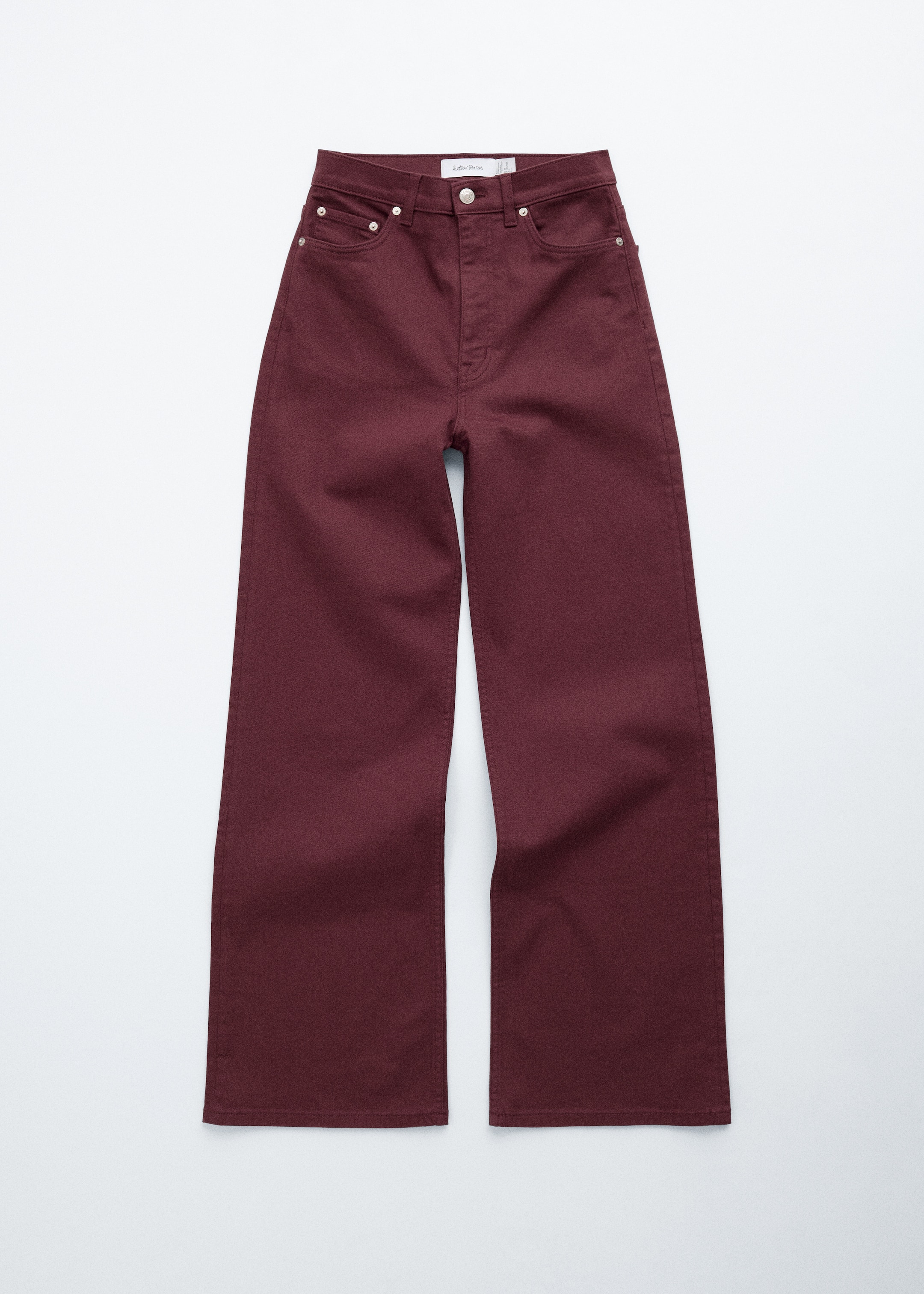 Ingrandisci l'immagine: Un paio di jeans a vita alta e gamba larga in un profondo colore marrone è presentato FRONTE, con una classica finitura in denim a 5 tasche e una chiusura con zip e bottone.