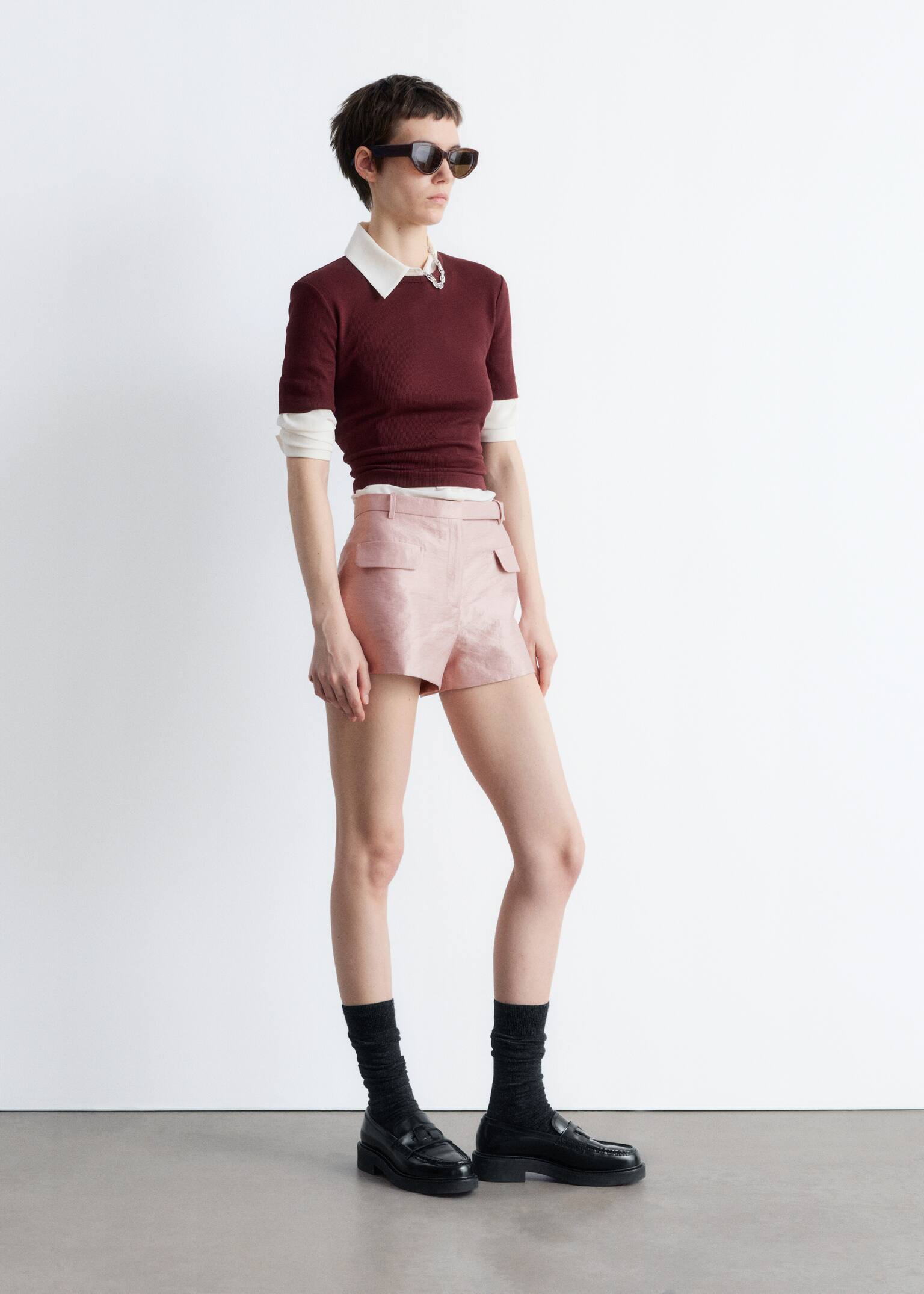 Satin Mini Shorts - Pudrově růžová halenka s volánky a výstřihem do V - 5