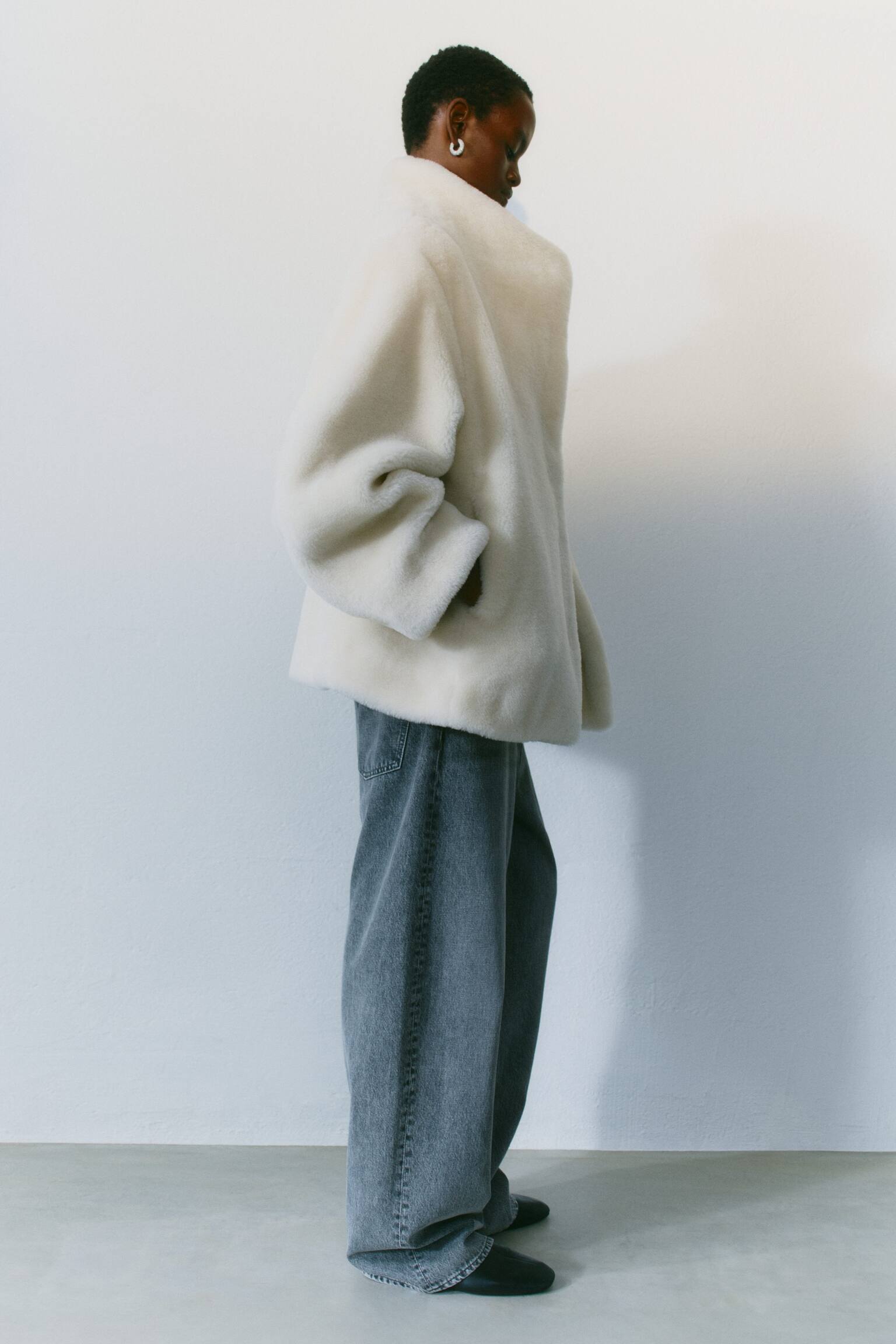 Jacke aus Faux Fur - Creme - 4