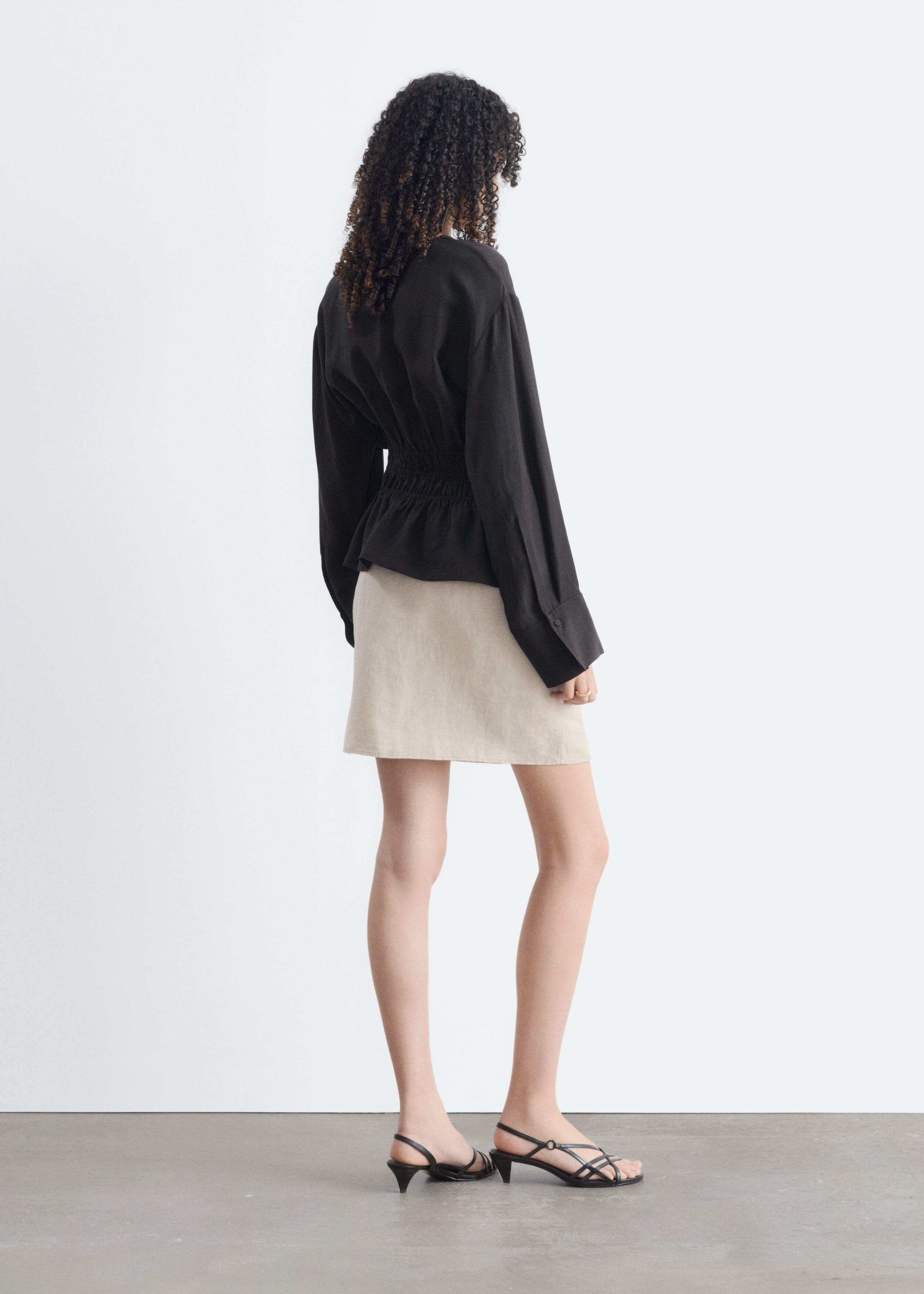 Lniana bluzka z marszczeniem w talii – Czarny – Lookbook
