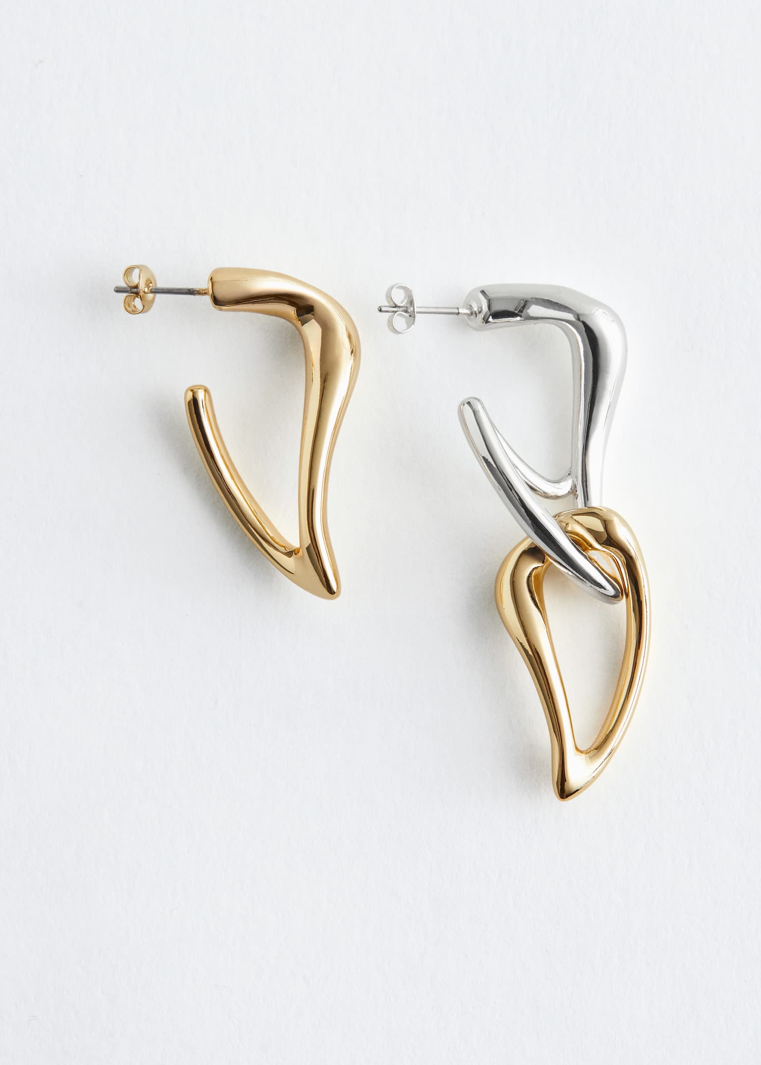 Unterschiedlich geformte skulpturale Ohrringe - Gold/Silber - 2