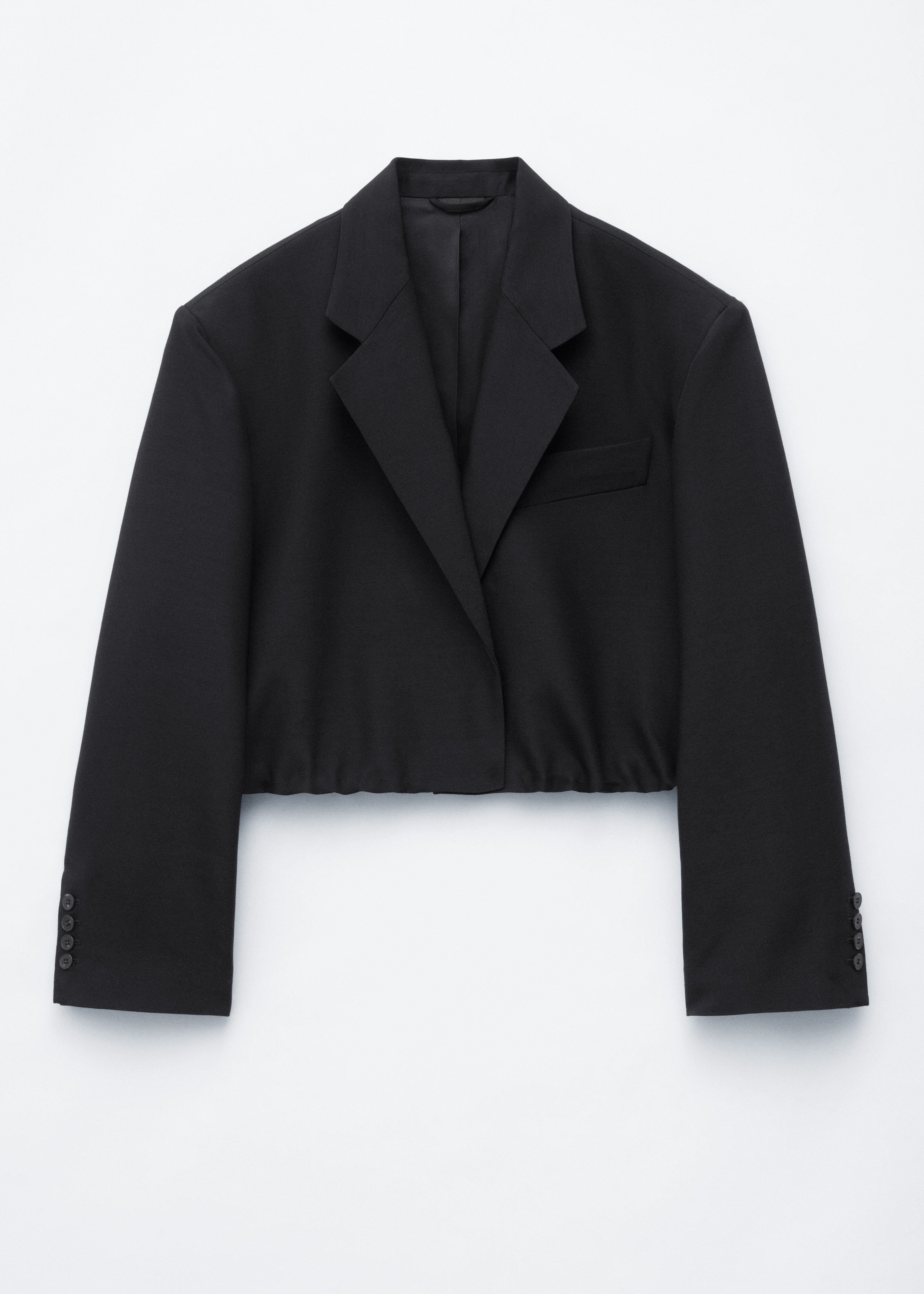 Un blazer noir court et oversize, dotÃ© dâÃ©paulettes, de revers crantÃ©s, dâune poche poitrine passepoilÃ©e et dâun ourlet froncÃ©, est portÃ© par le mannequin. Le blazer est associÃ© Ã  un pantalon noir assorti, et une pochette noire en cuir froncÃ© est tenue sous le bras.