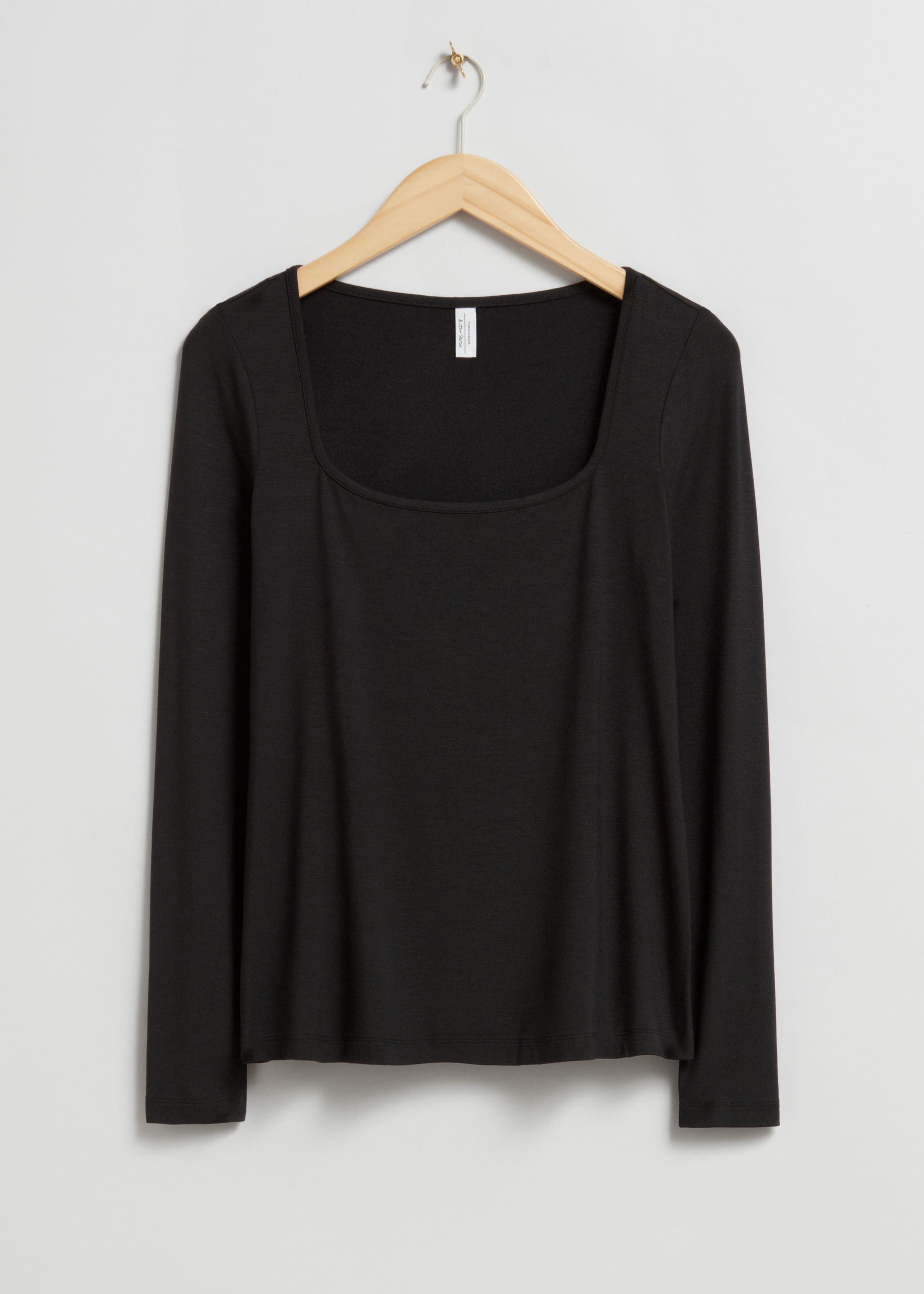 Top z dekoltem karo – Czarny – Martwa natura