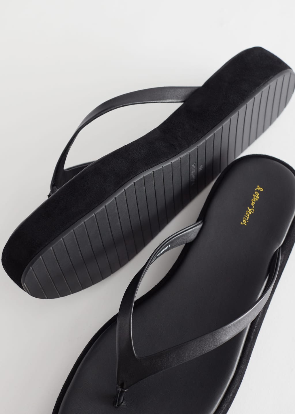 Flipflop-Sandalen mit dicker Sohle - {{variantName}} - Beschreibendes Detail