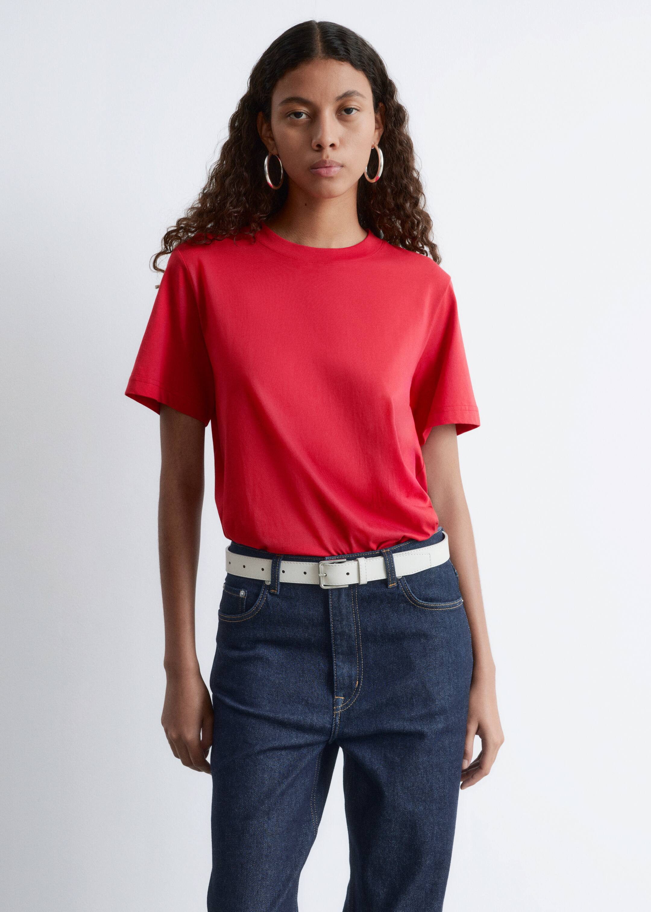 Ver imagen más grande: Una camiseta roja presenta un cuello redondo y mangas cortas. Está hecha de un tejido suave y tiene un corte relajado, mirando hacia adelante.