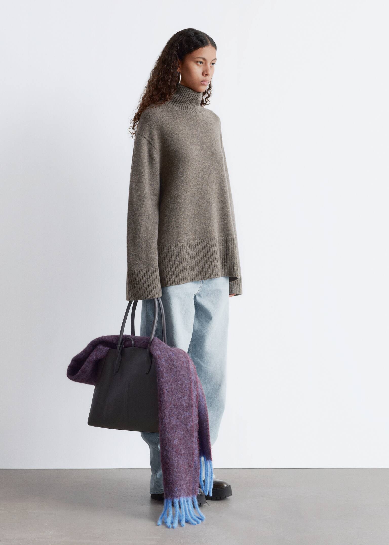 Oversized-Wollpullover mit Rollkragen - Dunkles Graubraun/Weinrot/Braun - 6