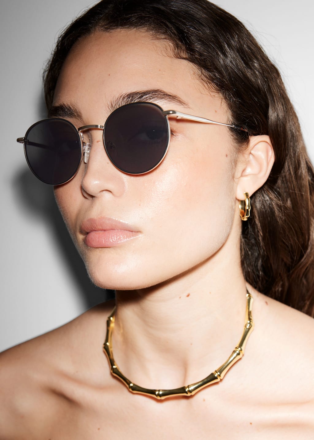 Okulary przeciwsłoneczne z wąską owalną oprawką – Złoty/Szylkretowy – Lookbook