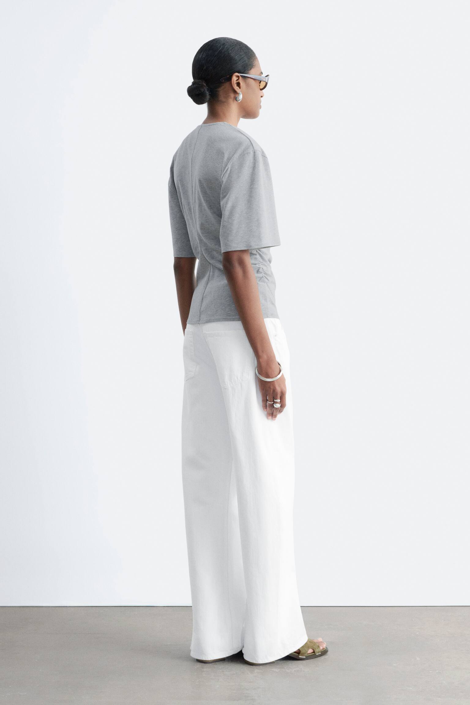 Marszczony T-shirt z dekoltem w szpic - 5