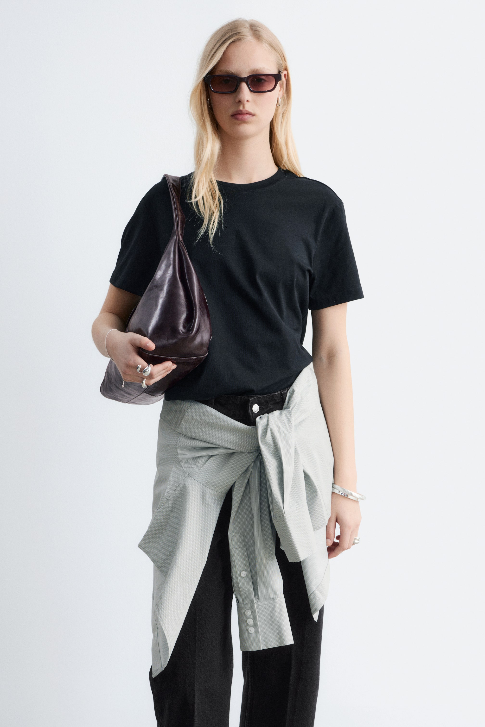 Zobacz większy obraz: Bawełniany T-shirt z okrągłym dekoltem - Czarny - ONA | H&M PL 1