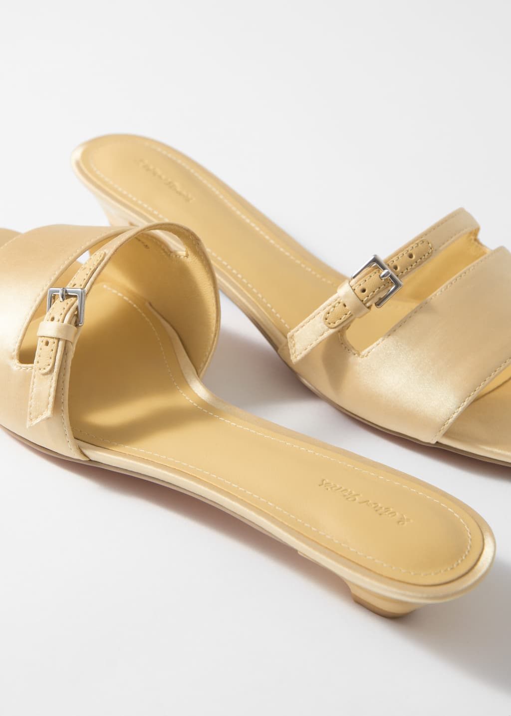 Mules in pelle con fibbia - {{variantName}} - Descrizione dettagliata