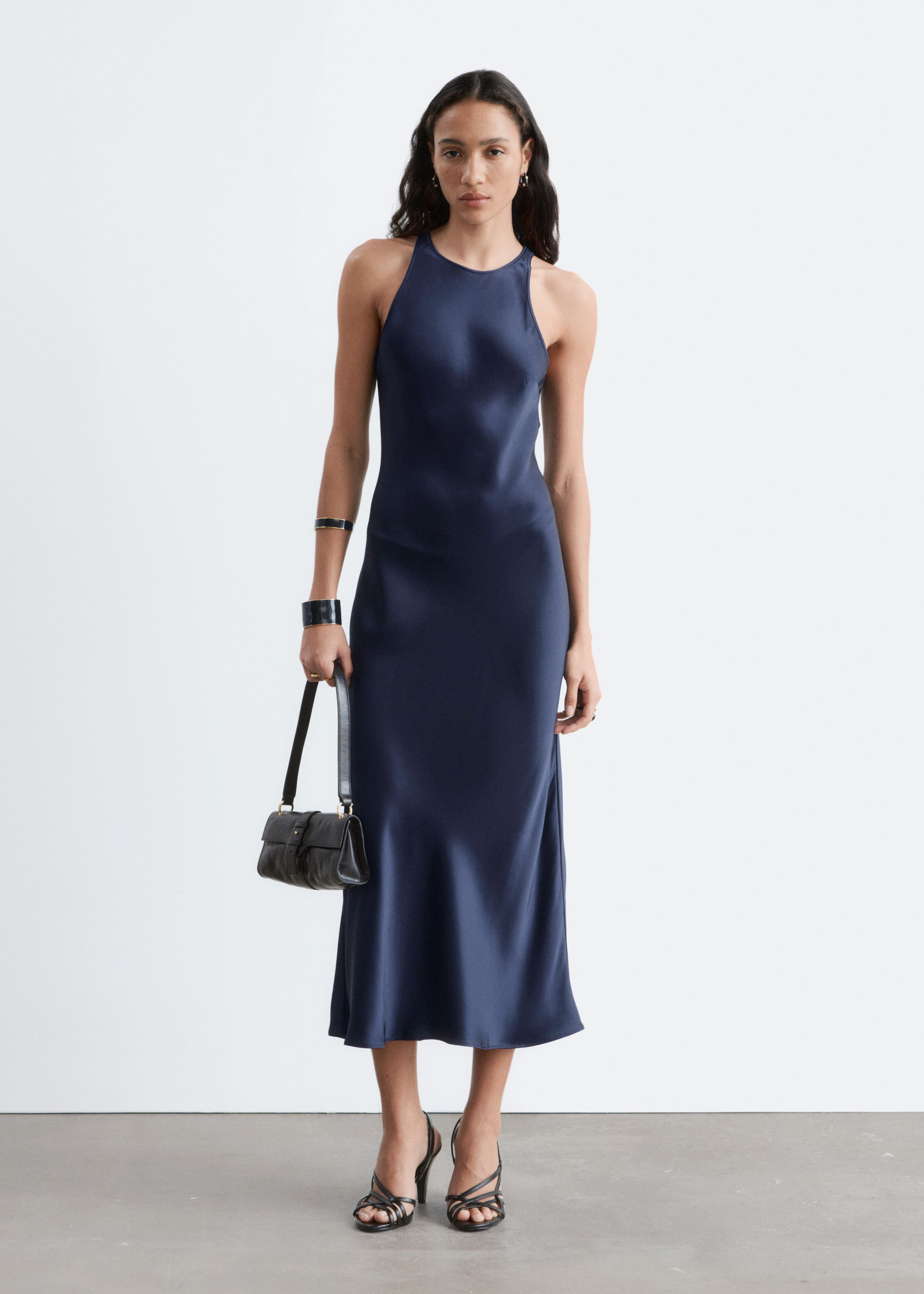 Ärmelloses Midikleid aus Satin - Rosa - Lookbook