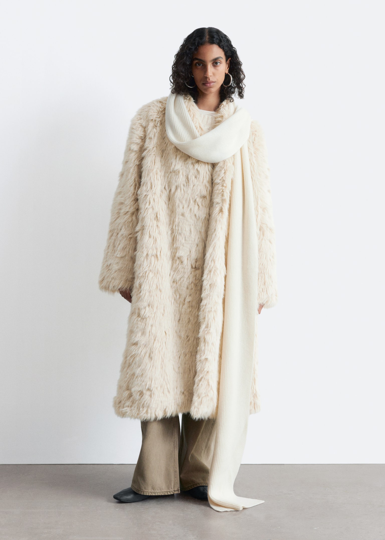 Cappotto midi in pelliccia sintetica - Bianco polvere