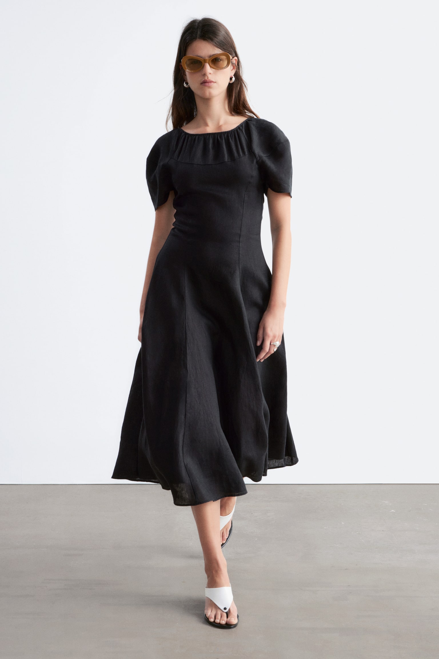 Ausgestelltes Midikleid aus Leinen - Schwarz - 1