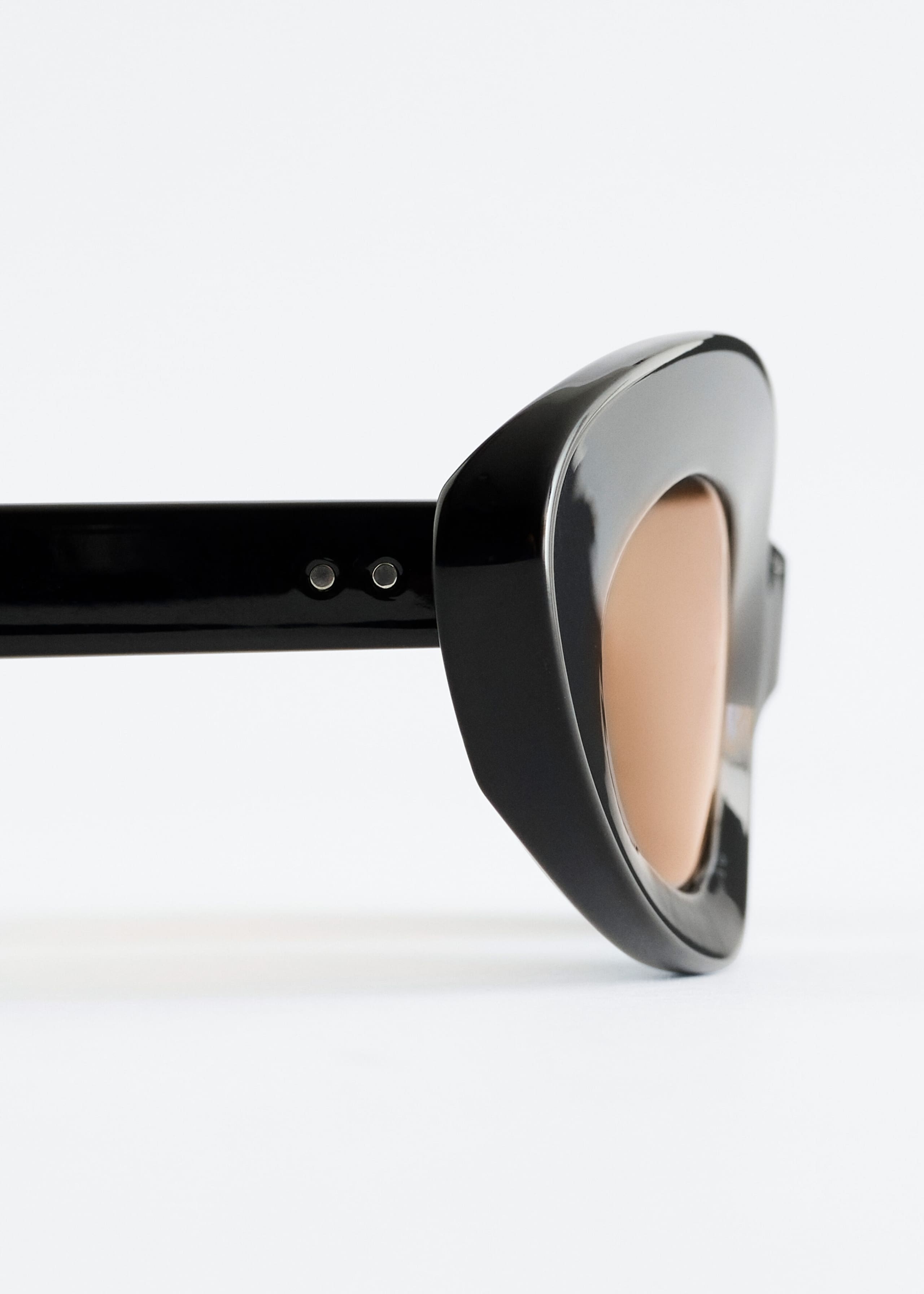 Sculpted Oval Sunglasses - {{variantName}} - Descriptive Detail