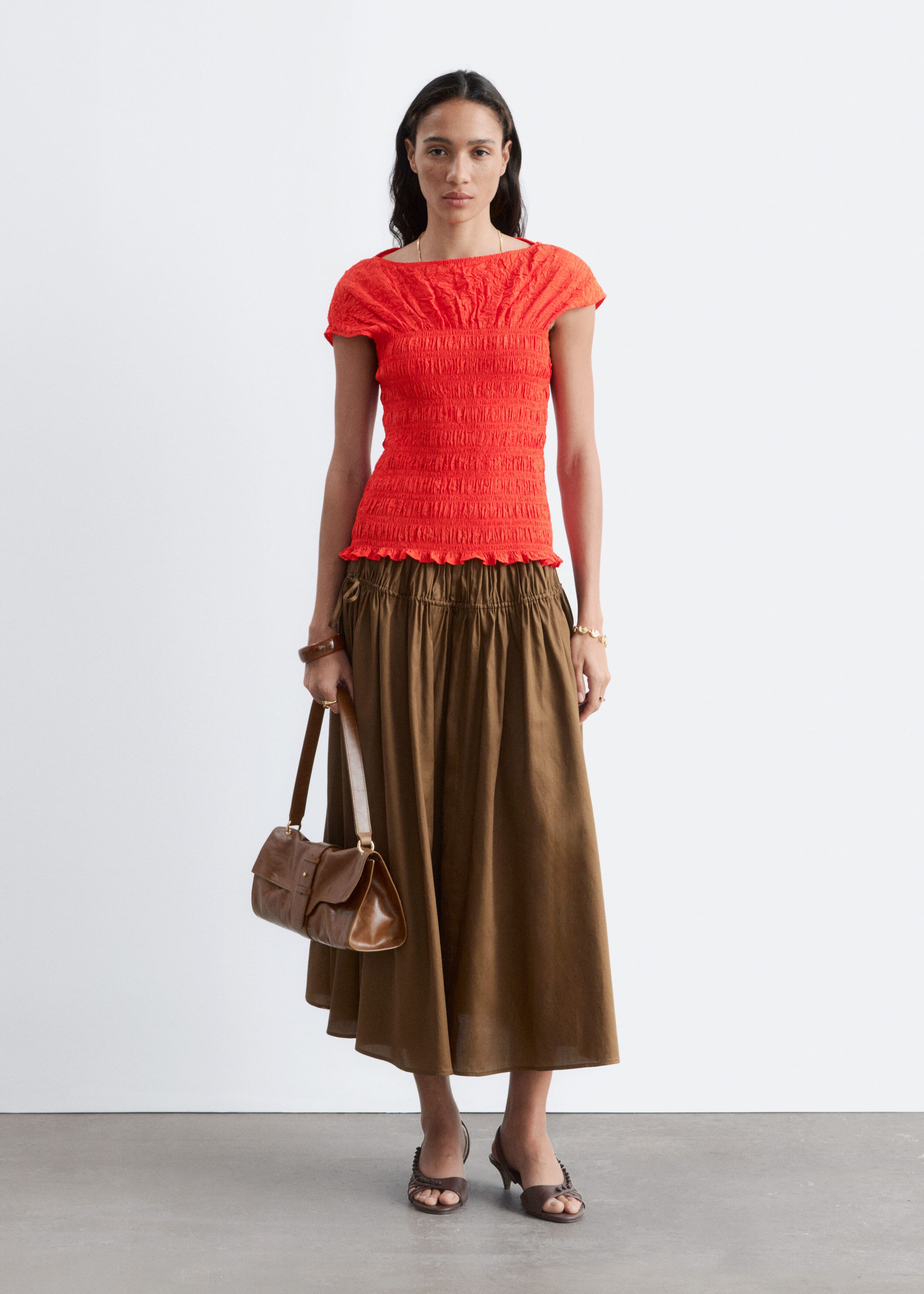 Gesmoktes Oberteil mit U-Boot-Ausschnitt - Beige/Gestreift - Lookbook