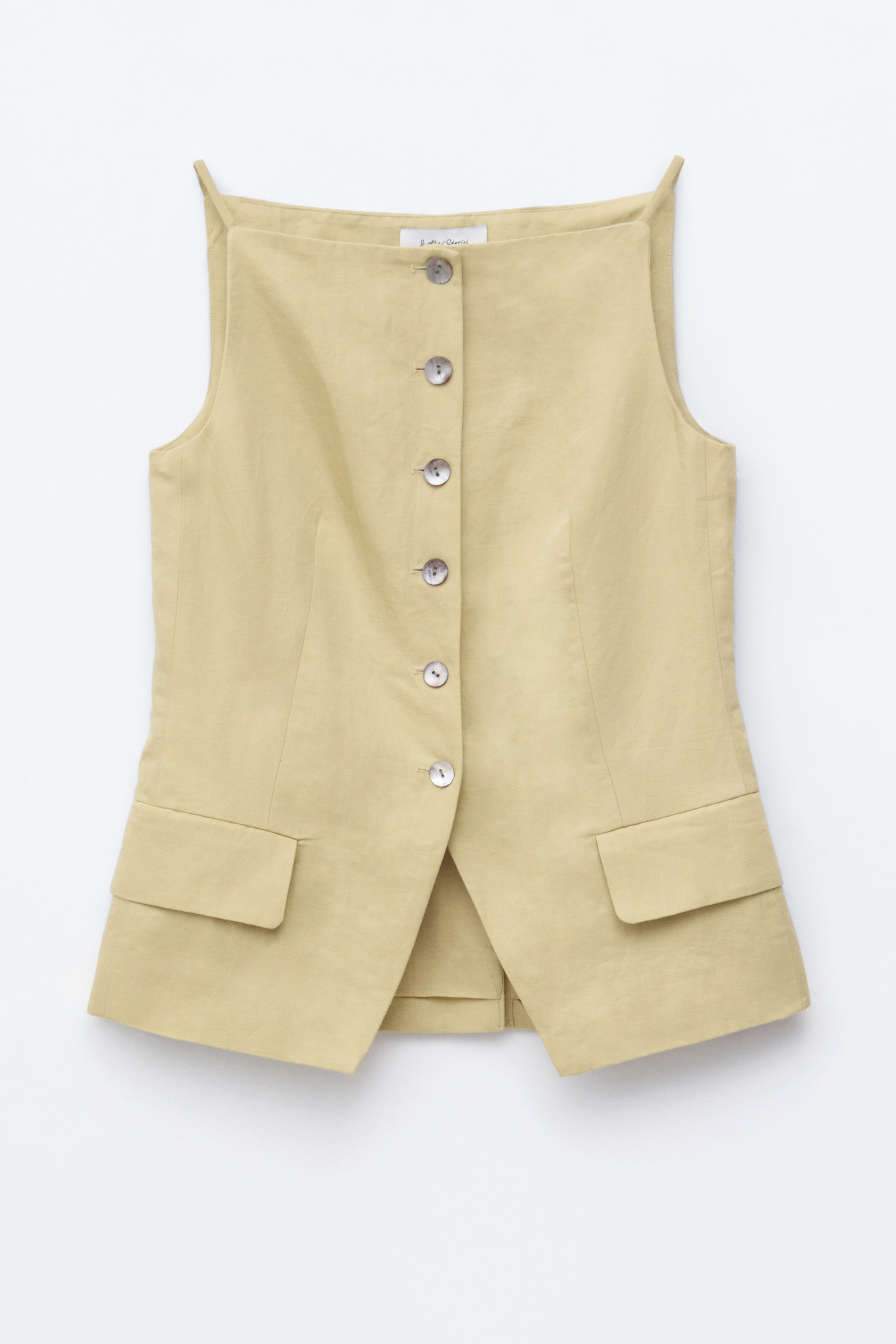 Visa större bild: En ljusbeige skräddarsydd västtopp visas framifrån, med tunna axelband, fyrkantig halsringning, sex knäppningar längs mitten, dekorativa dubbla ficklock och en central slits vid fållen.