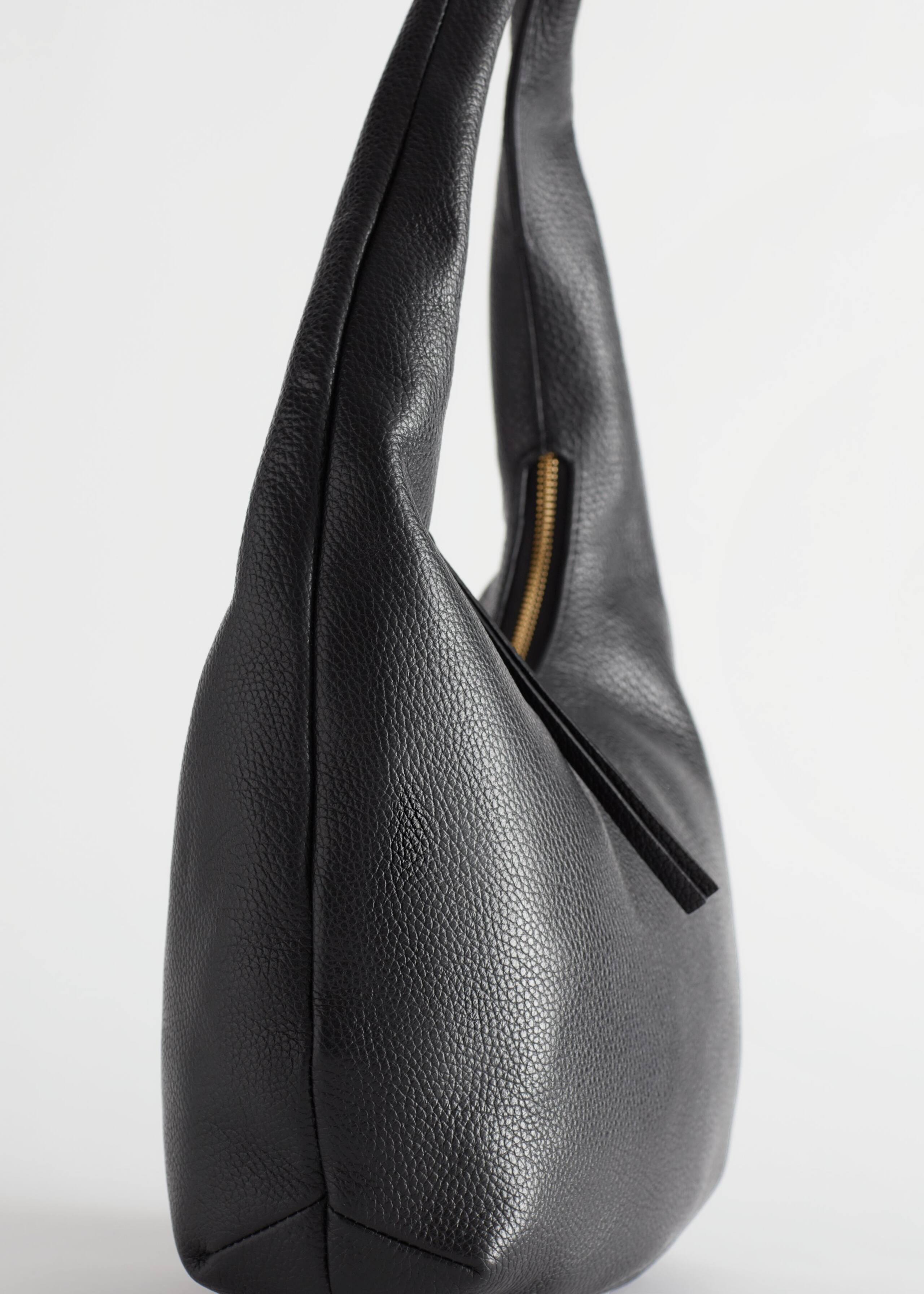 GrainyLeatherShoulderBag - {{variantName}} - Descrizione dettagliata